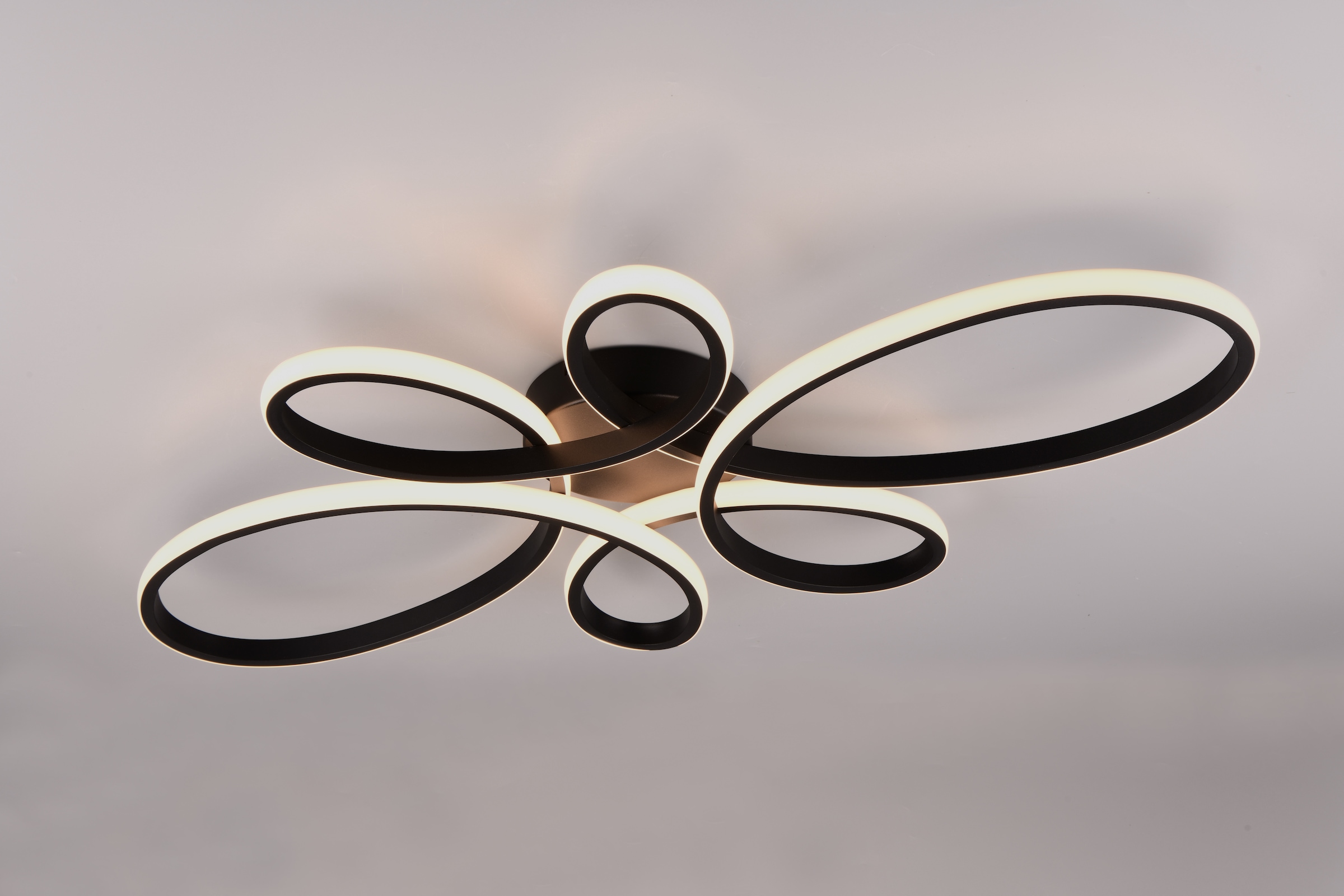 TRIO Leuchten LED Deckenleuchte »FLY, Deckenlampe LED 32W 3900 Lumen warmweiß 3000K 3-Stufen dimmbar« LED-Board 1 Stk. Warmweiß Maße 83x45 cm, LED Band Schleife Deckenlampe Schlafzimmer Wohnzimmer