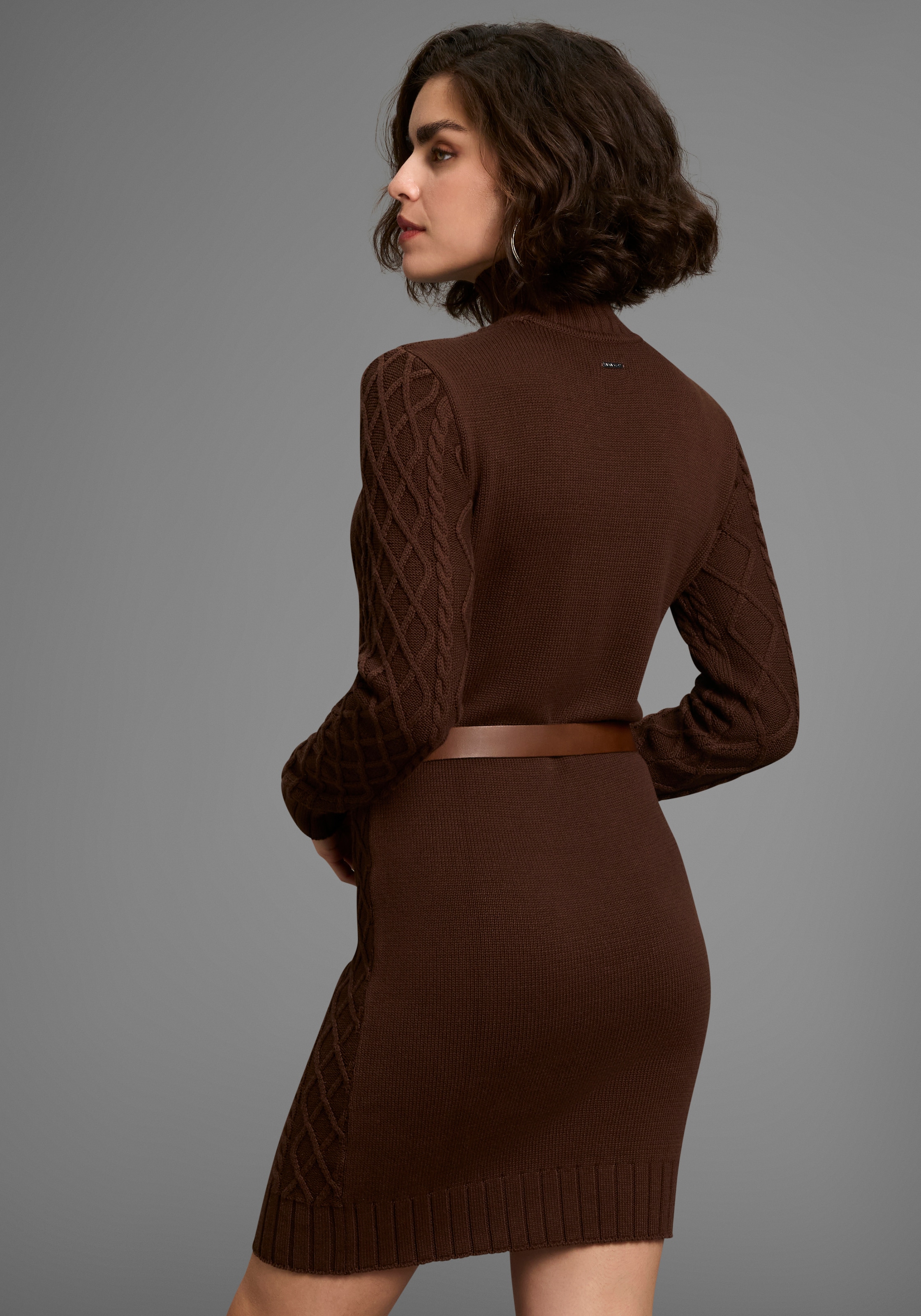 Laura Scott Strickkleid, mit Zopfstrickmuster und Stehkragen