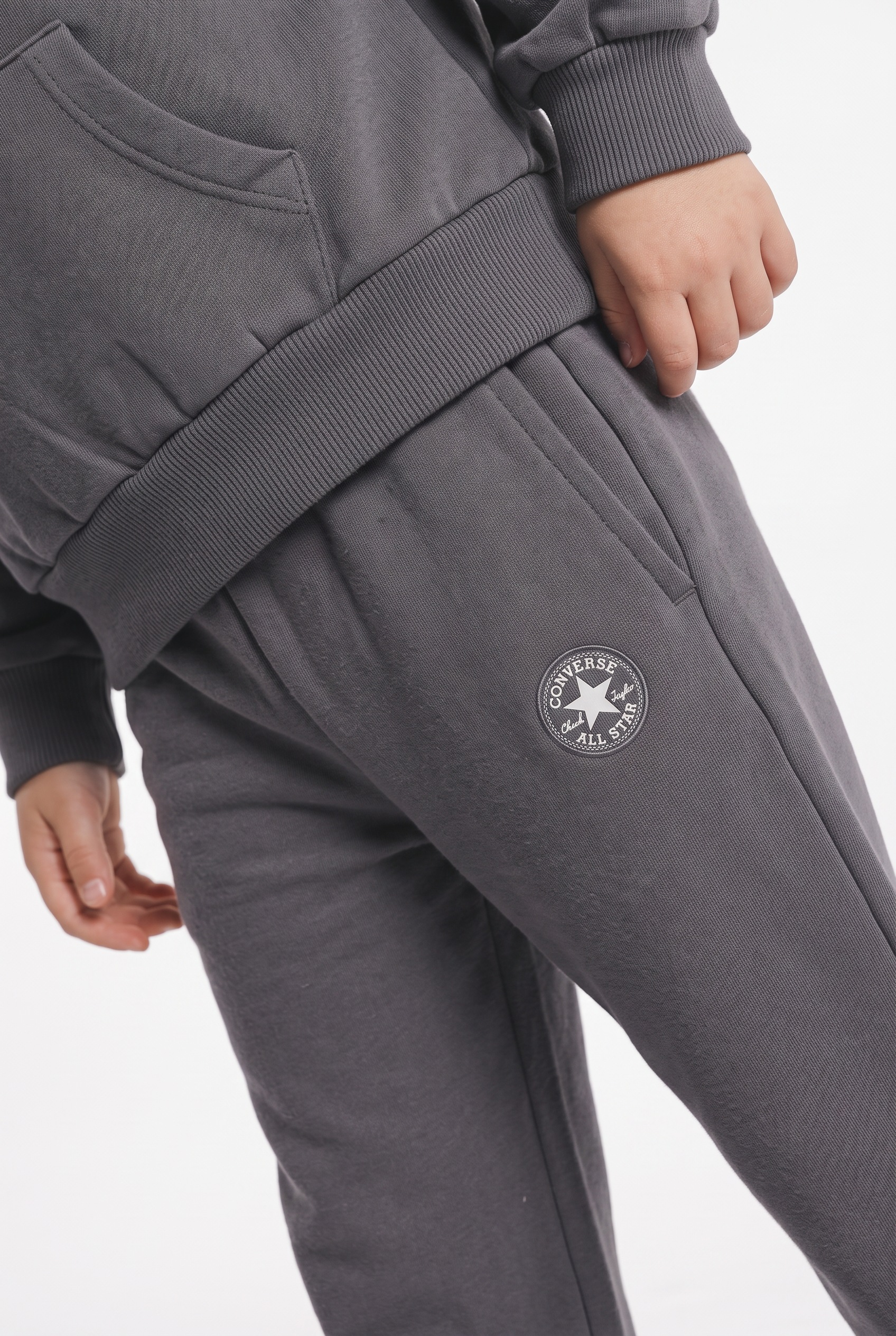Converse Jogginganzug »CNVG RELAXED HOODIE & PANT SET« 2 zweiteiliges Set, mit Kapuzenpullover und passender Hose, aus Fleece