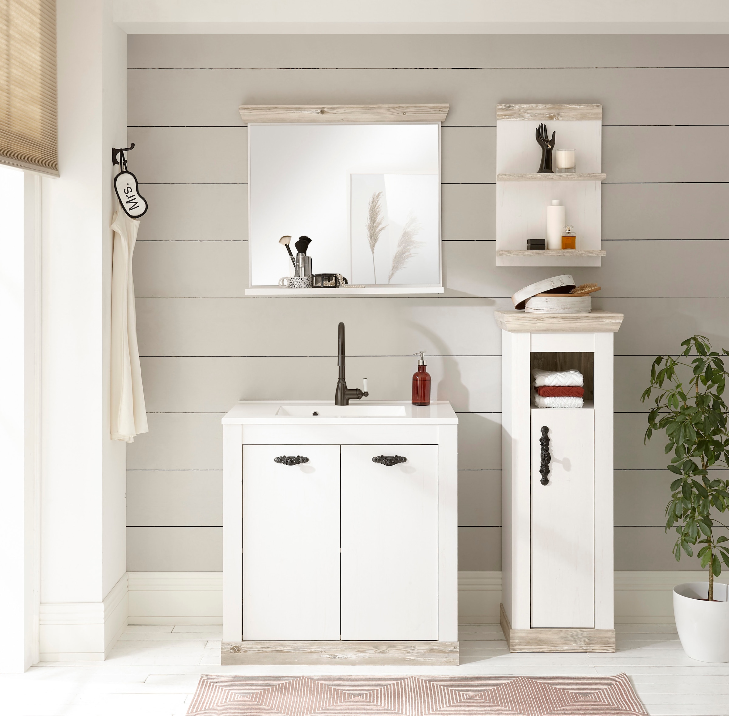 Home affaire Badmöbel-Set »Florenz, Bad im Landhausstil, 4-teiliges Badezimmer«, (4 St.), Waschtisch, Schrank, Wandregal und Spiegel, in Pinie Weiß, Stauraum