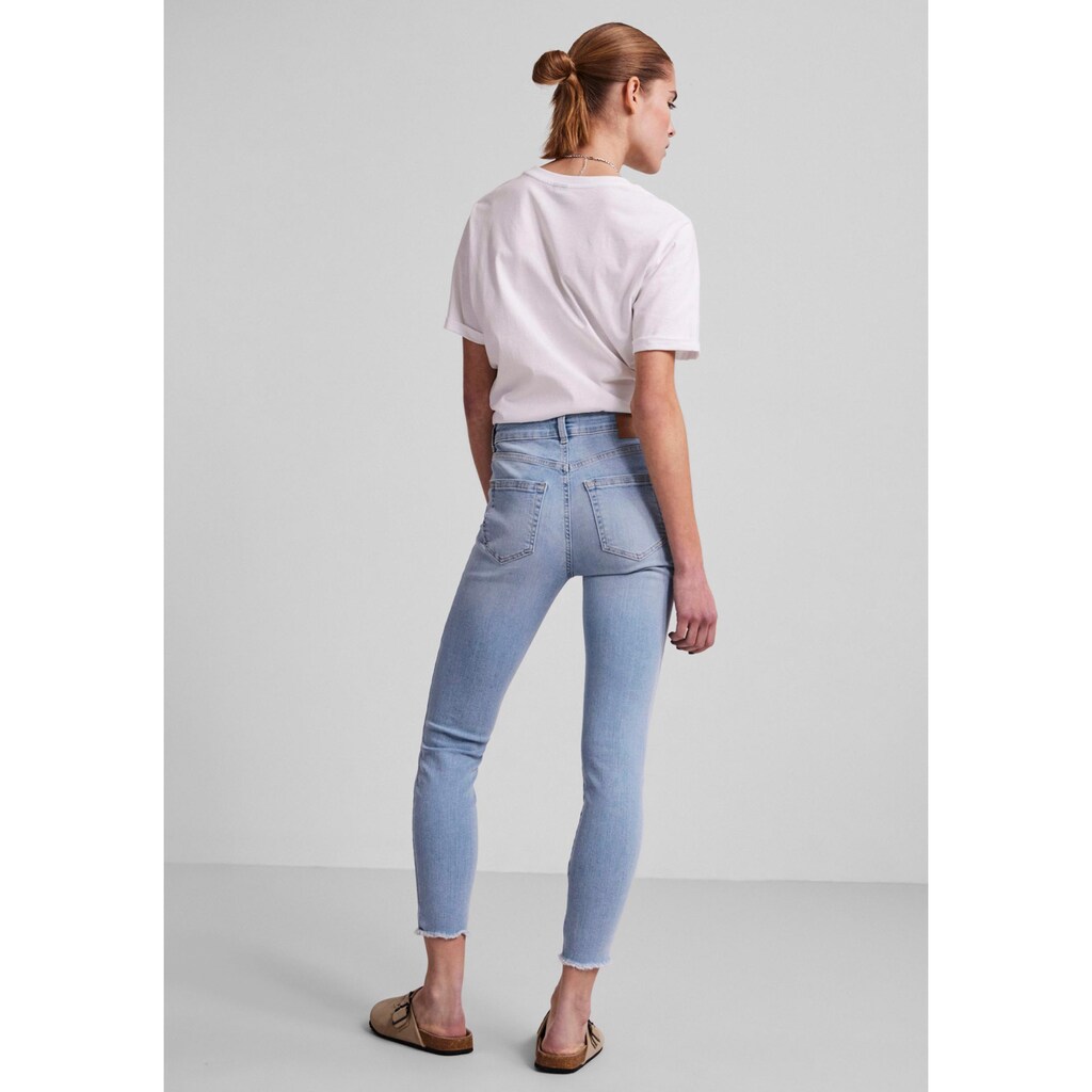 pieces Skinny-fit-Jeans »PCDELLY«, mit trendy Fransensaum