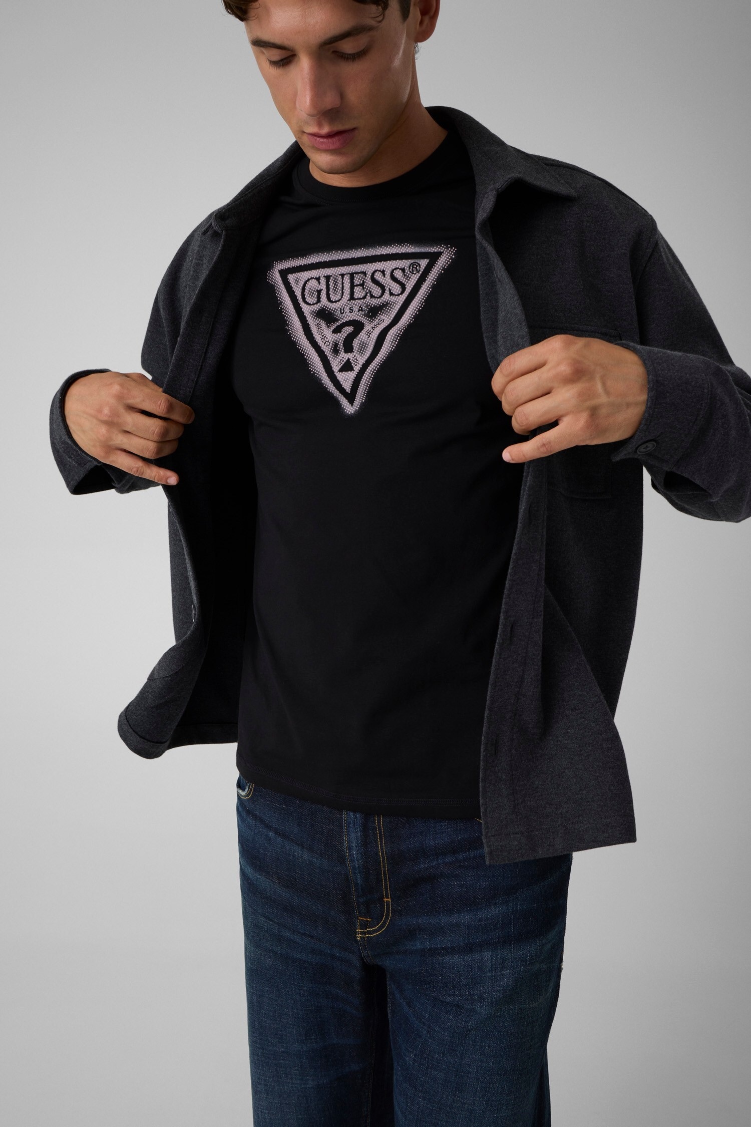 Guess T-Shirt »TRIANGLE SPRAY TEE« Rundhalsausschnitt, Baumwoll-Mix, Slim Fit