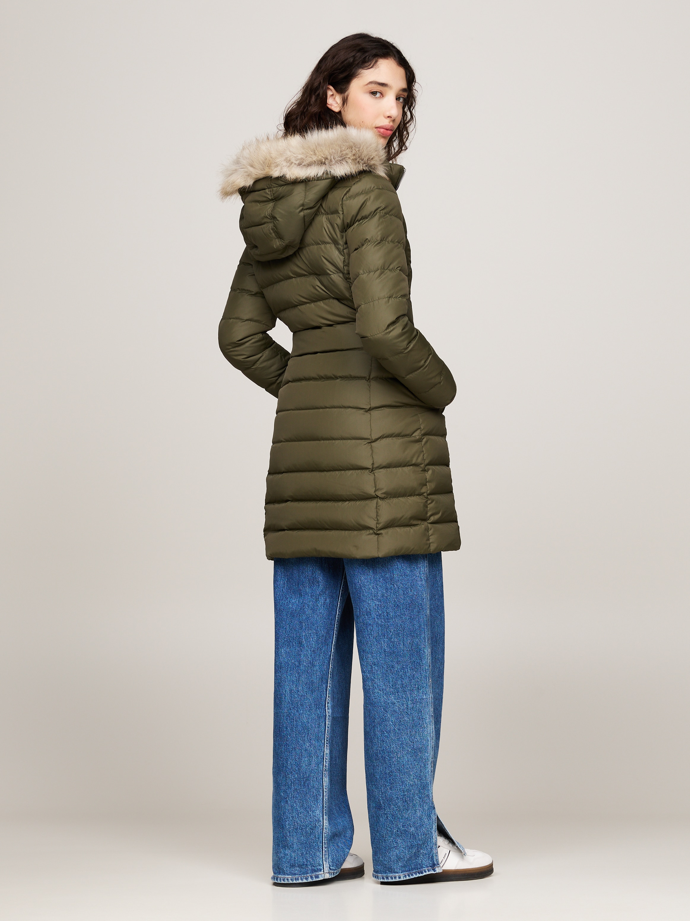 Tommy Jeans Steppmantel »TJW ESSENTIAL HOODED DOWN COAT«, mit Fellimitat, Logostickerei