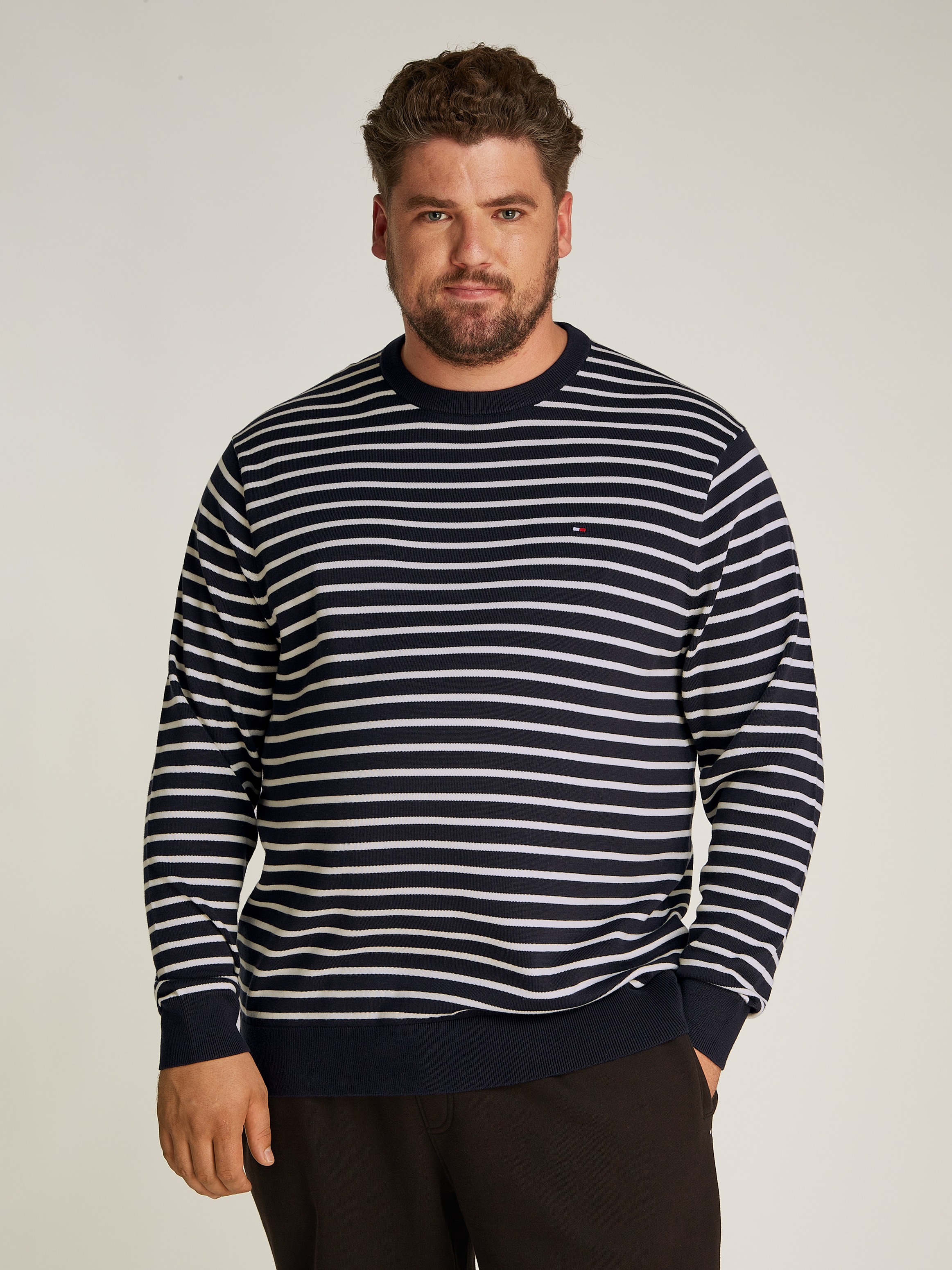 TOMMY HILFIGER Big & Tall Rundhalspullover »BT-ESSENTIAL COTTON CREW NECK-B«, in Großen Größen, Logostickerei