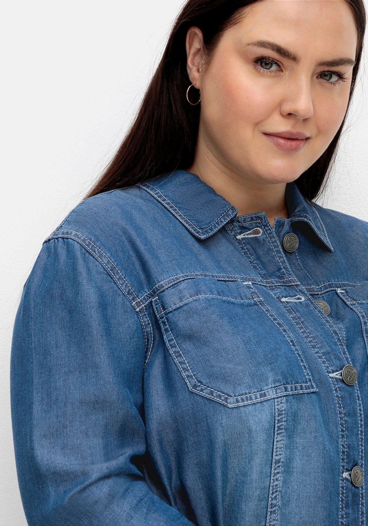 Sheego Hemdjacke »Hemdjacke in Jeans-Optik, aus TENCEL¿ Lyocell«, ohne Kapuze, in Jeans-Optik, aus TENCEL¿ Lyocell