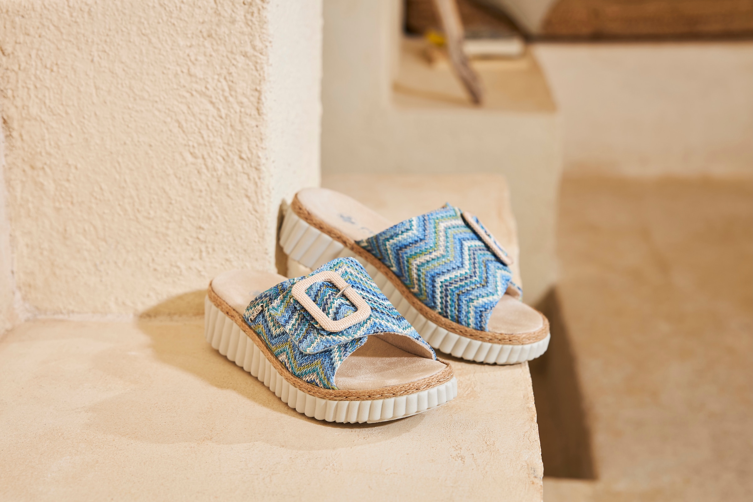 Rieker Keilpantolette, Sommerschuh, Strandschuh, Hausschuh mit praktischem Klettverschluss