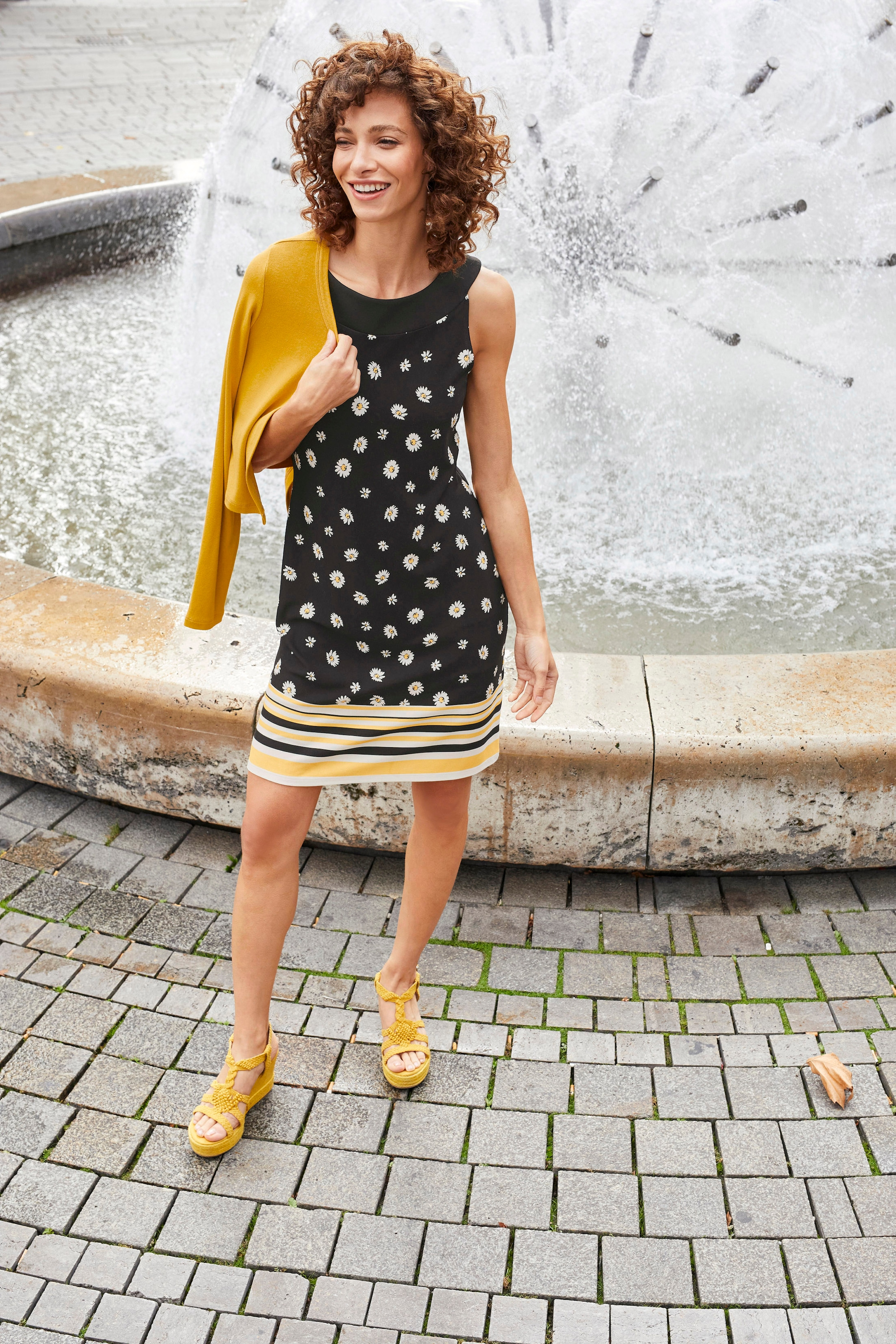 Aniston SELECTED Sommerkleid, mit Gänseblümchen-Druck