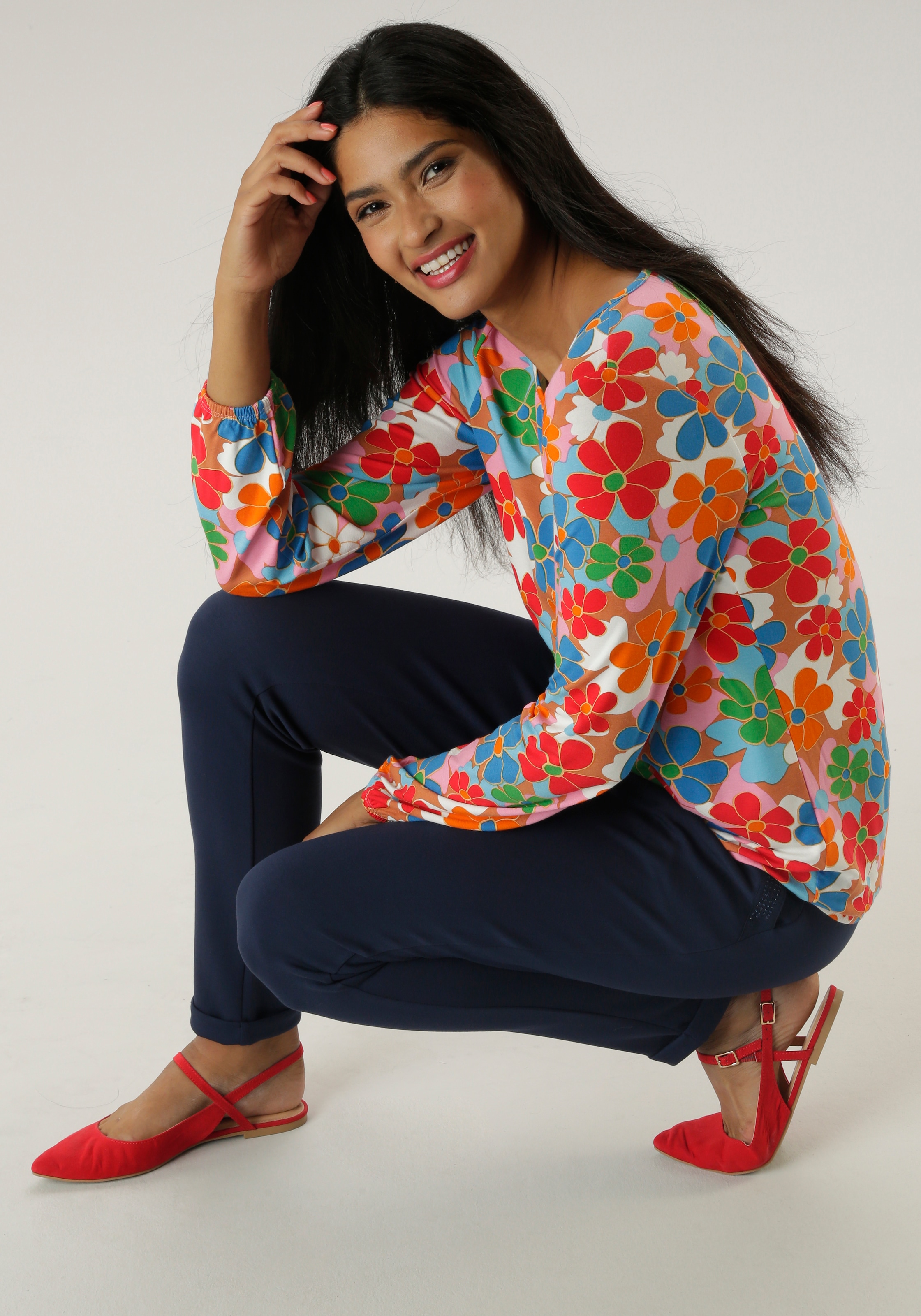 Aniston SELECTED Langarmshirt, mit Cut-out und farbenfrohem Blütendruck
