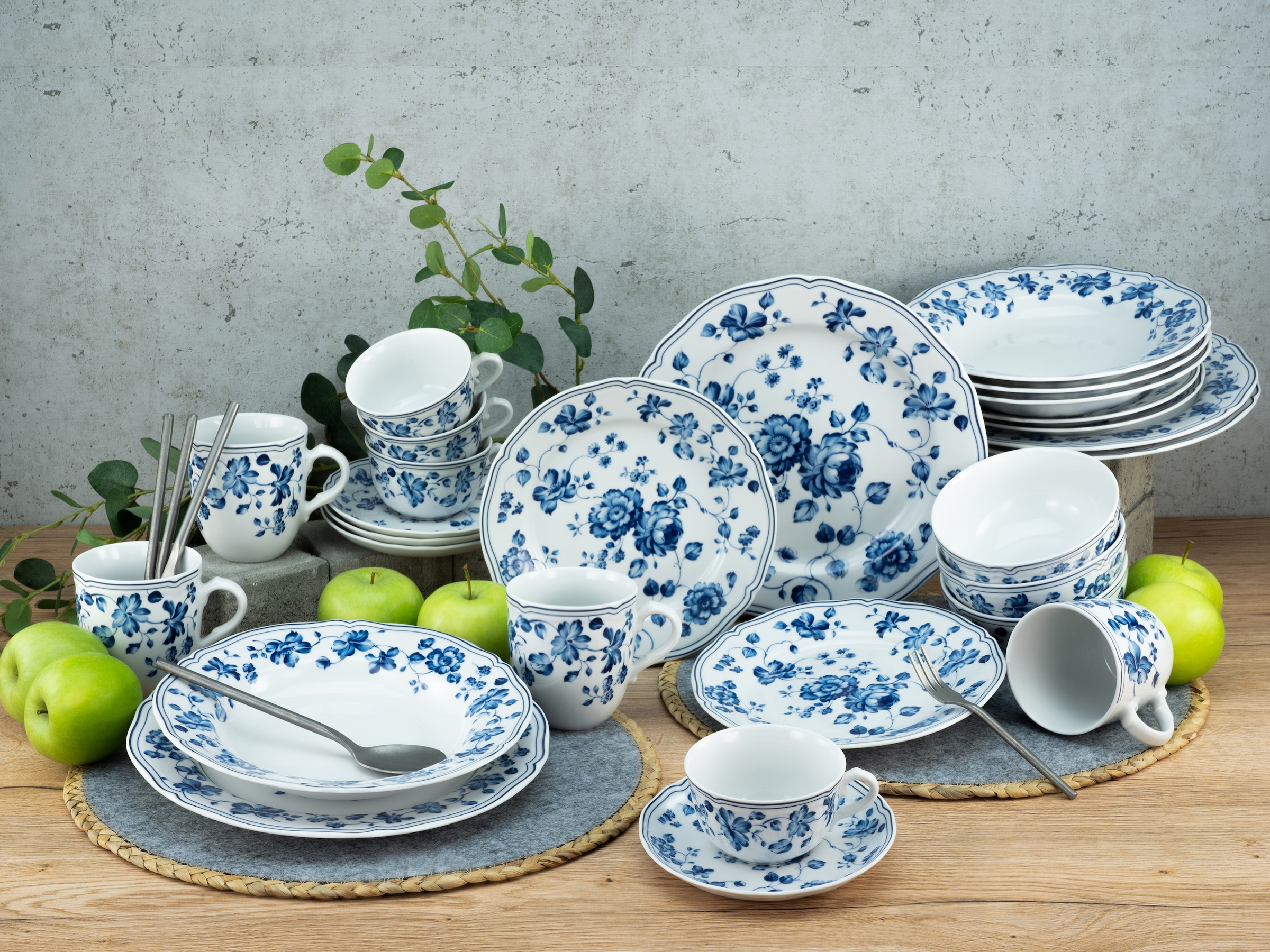 Markt CreaTable Kombiservice (Set, Anlage, Shop 6 blaue für tlg., »Geschirr-Set Online FLOWER«, Tafelservice Personen), OTTO Service, und 30 Teile 6 ROYAL Kaffeeservice oppulenter 30 für im Set, Rosen Personen im BLUE in