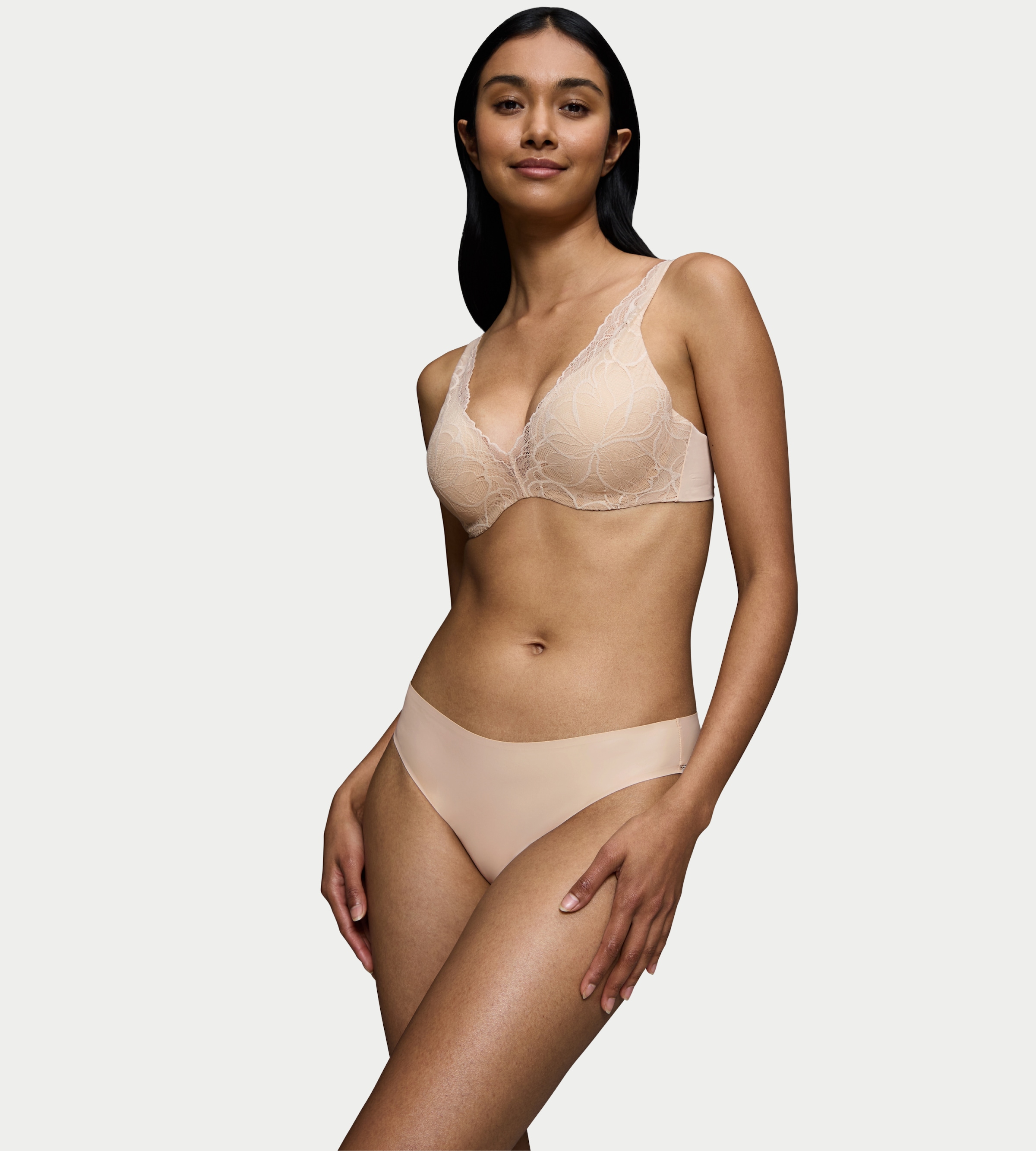 Triumph Slip »Body Make-Up Illusion Lace« florale Stretch-Spitze, hoher Beinausschnitt, weiche Microfaser