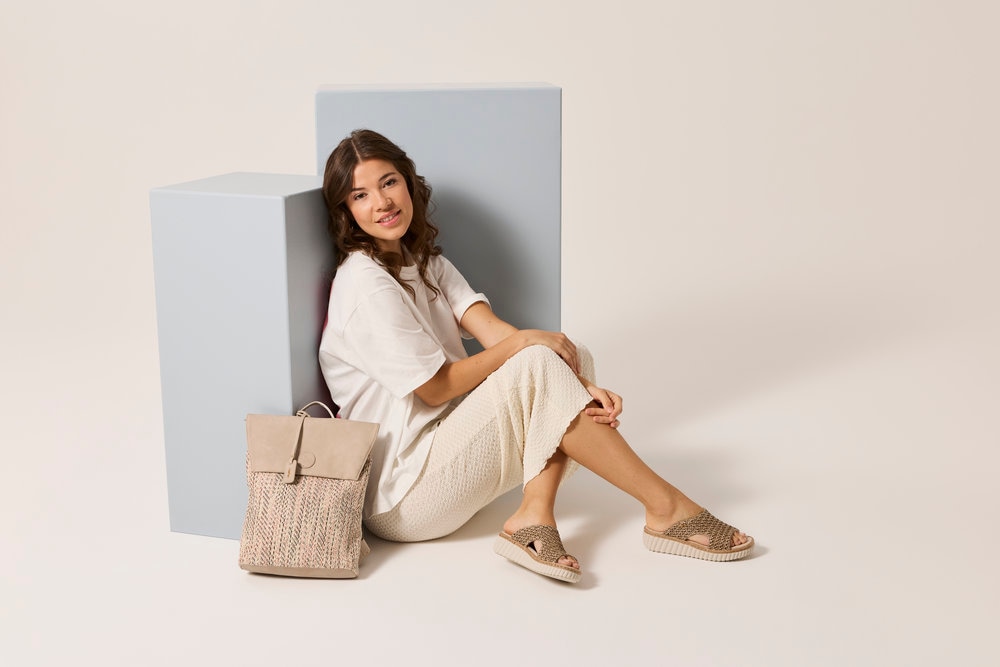 Rieker Pantolette  Sommerschuh, Strandschuh, Keilpantolette mit Bastumrahmung