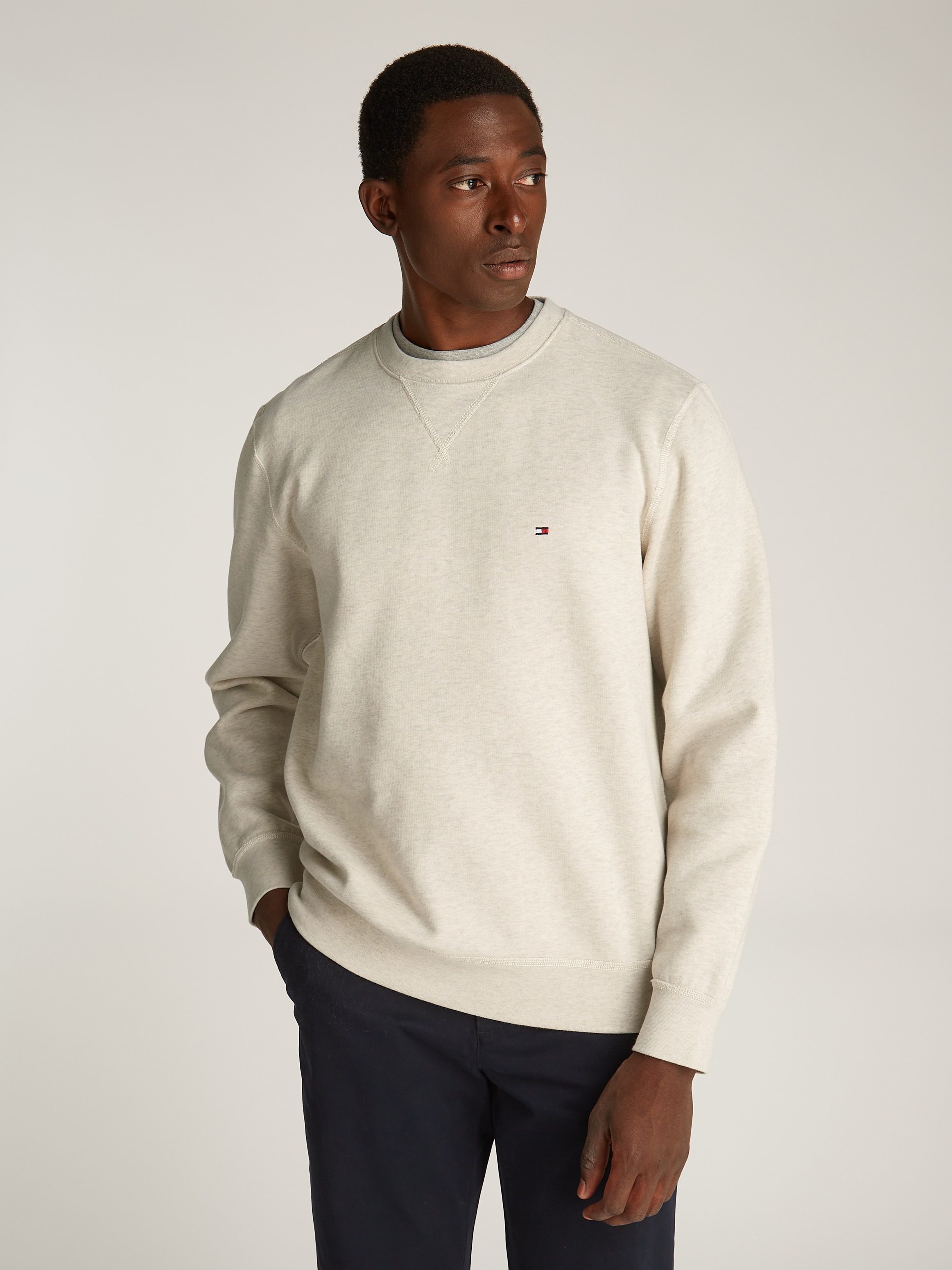 Tommy Hilfiger Sweatshirt »ESS SEASONAL FLEECE CREWNECK mit Rundhals und Stickerei«, unifarben, casual, regular fit, Baumwollmix, Rundhals