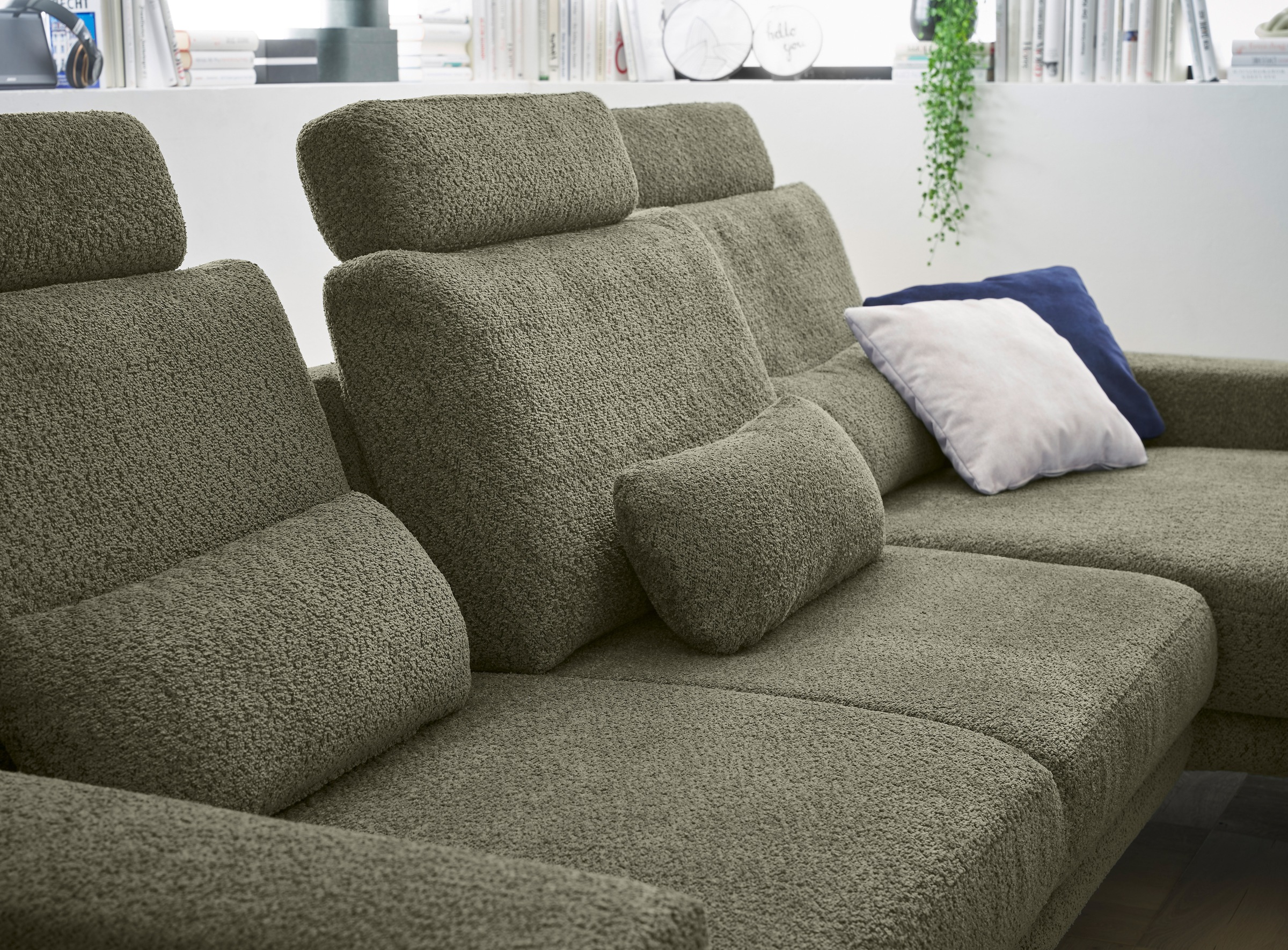 set one by Musterring Ecksofa »SO 3600, inkl motor. Sitztiefenverstellung, Kopfstützen, Nierenkissen« Sitzhöhe 42 cm, Kaltschaum, Breite 293 x Tiefe 180 cm, Kama olive