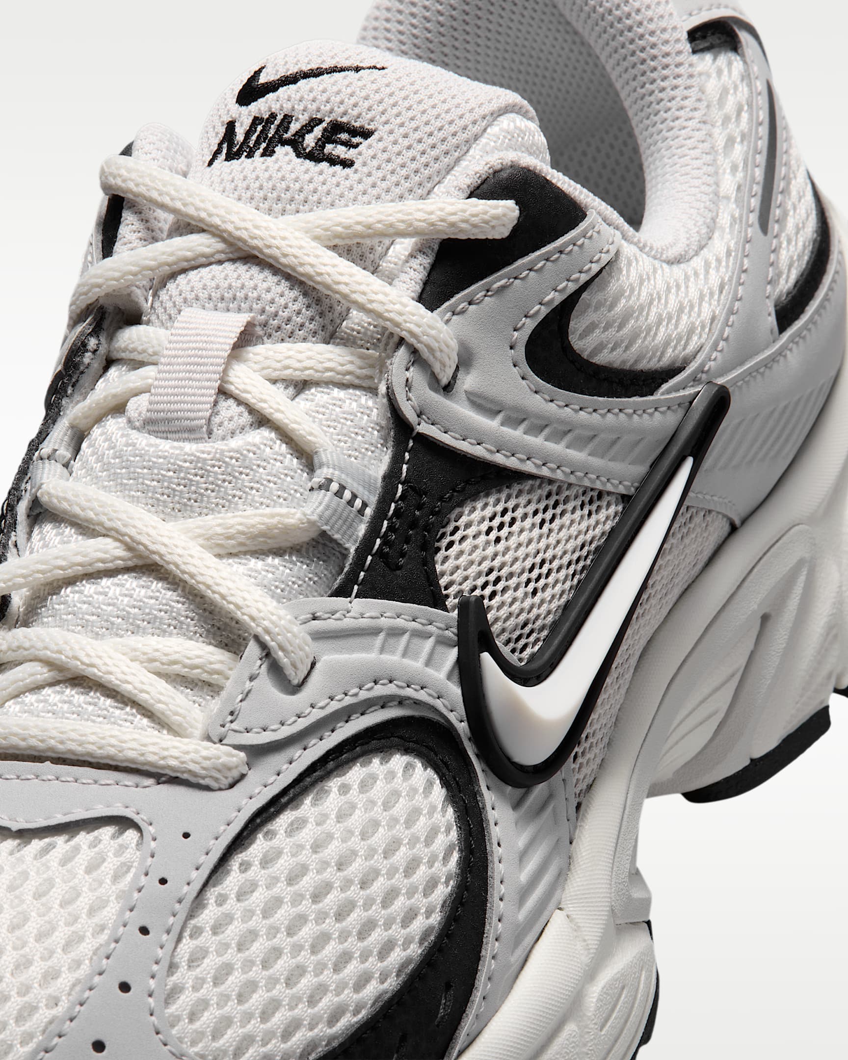 Nike Sportswear Sneaker »Nike V5 RNR«  inspiriert vom Design des Y2K Nike Vomero 5