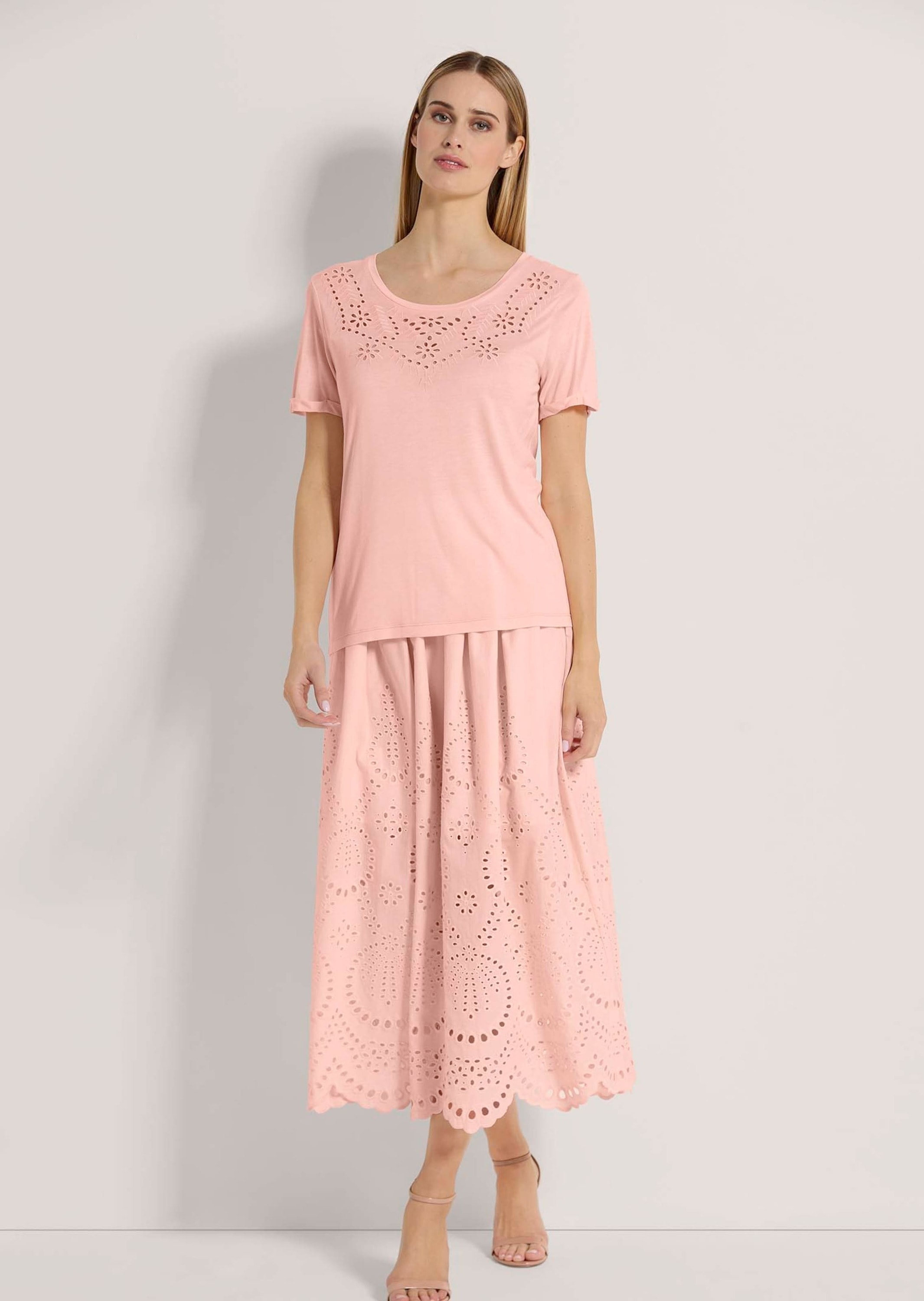 MADELEINE Kurzarmshirt »Shirt Halbarm-Shirt mit Lochstickerei«