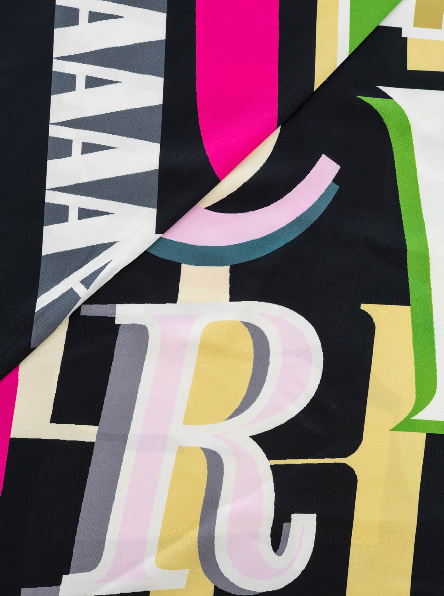 Zwillingsherz Dreieckstuch »"Letters"« modernes grafisches Buchstaben-Muster, glänzende Oberfläche