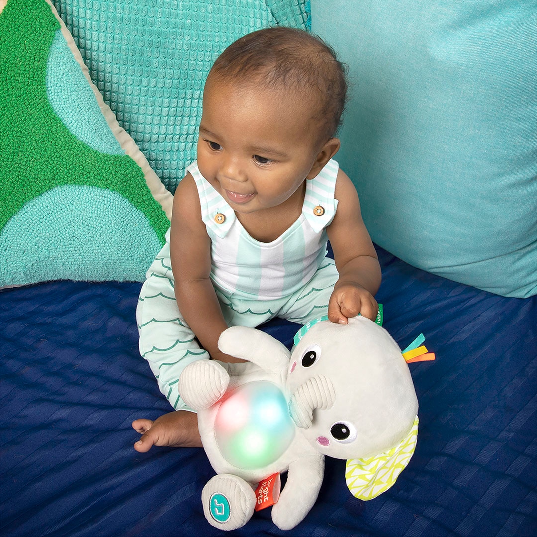 Bright Starts Plüschfigur »Hug-a-bye Baby™ Musical Light Up Soft Toy​«, mit Licht und Soundeffekten