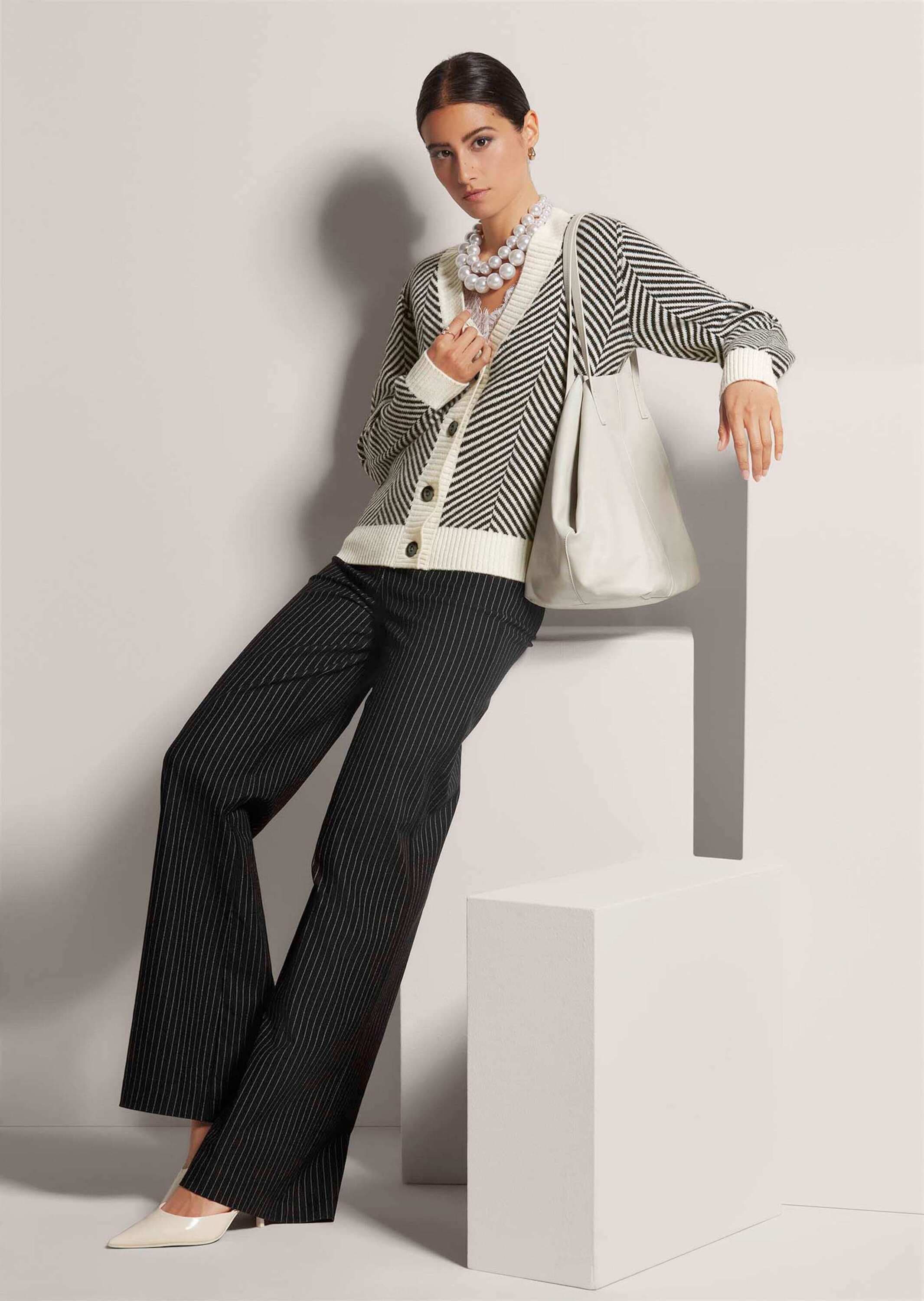 MADELEINE Strickjacke »Strickjacke Cardigan aus Schurwolle mit V-Ausschnitt« Strickjacke mit Jacquardmuster