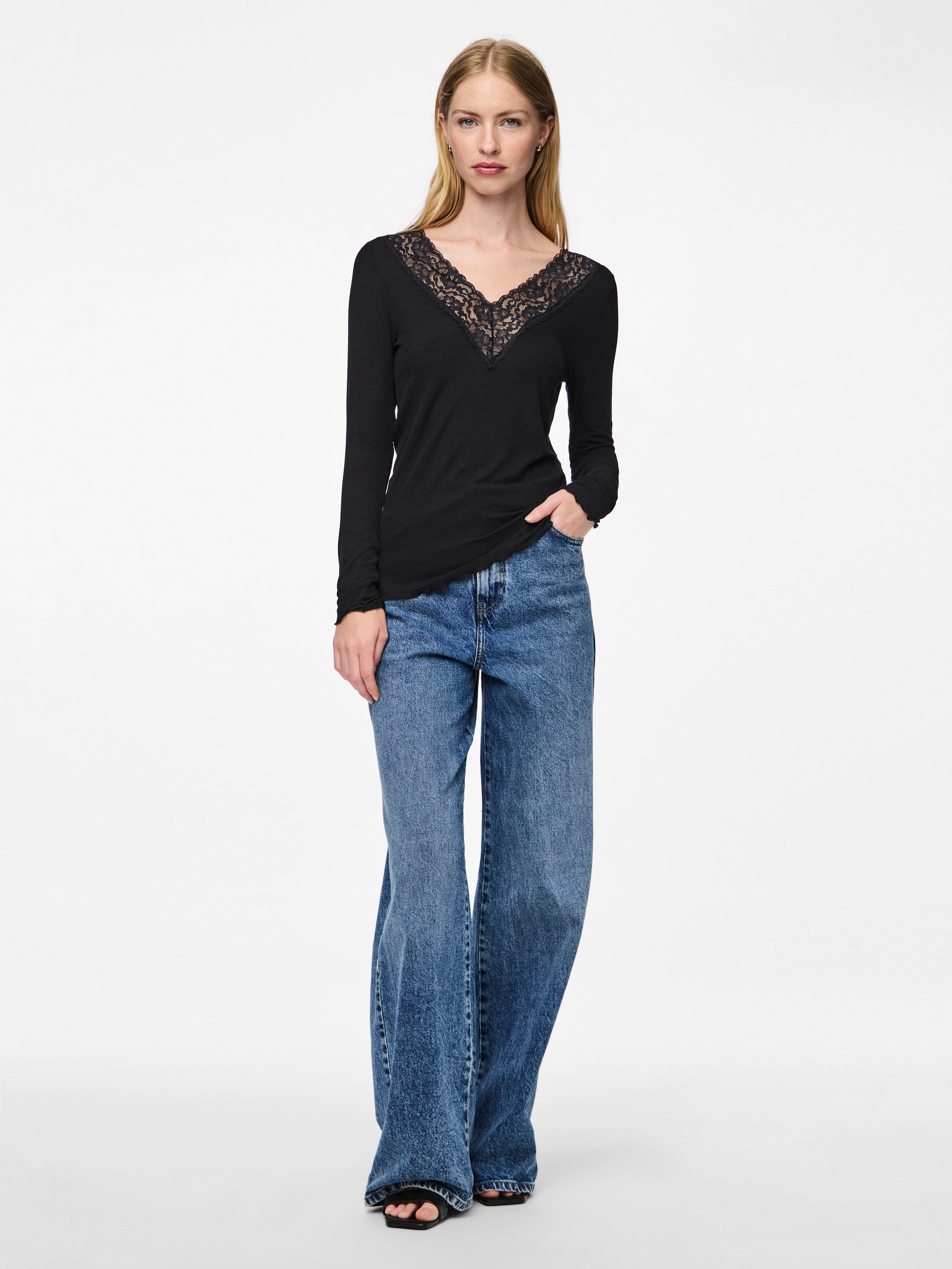 pieces Langarmshirt »PCSIRI LS TOP NOOS« mit Spitzenkante am Ausschnitt