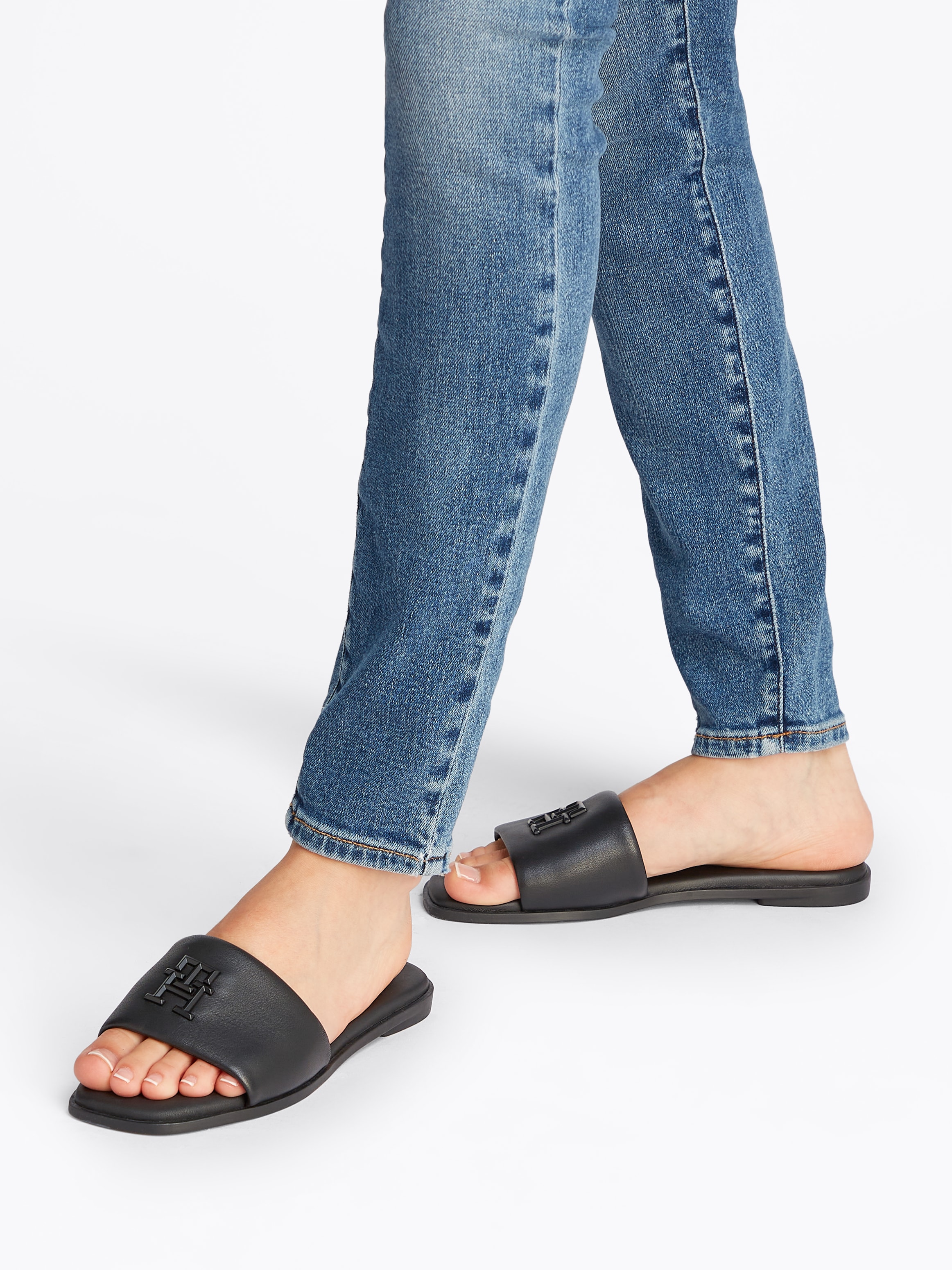 Tommy Hilfiger Pantolette »TH LOGO HARDWARE LEATHER MULE«, Sommerschuh, Flats, Bequemschuh mit TH-Logo