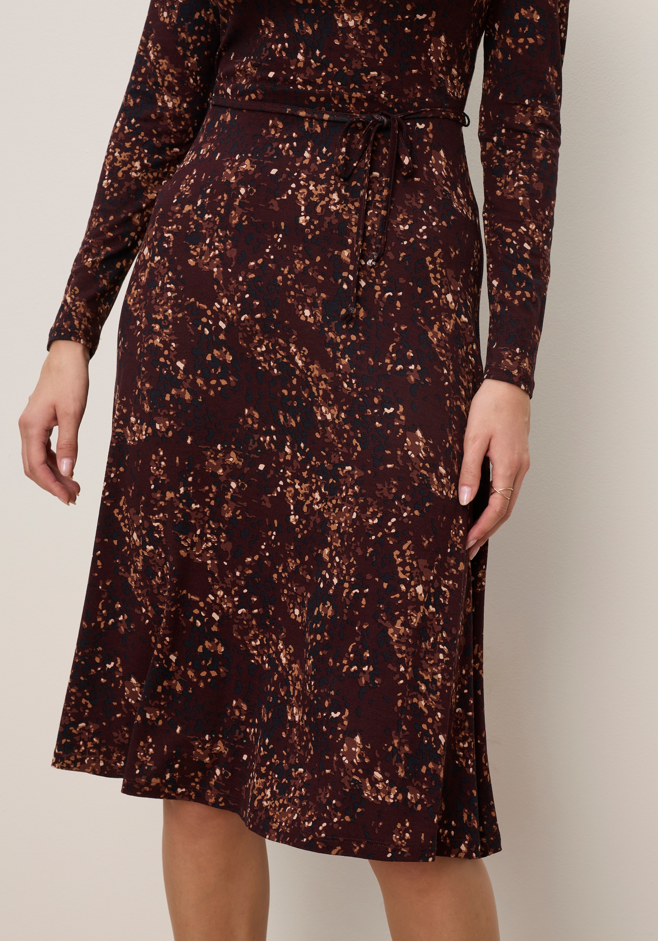 Tamaris Midikleid »mit taillierter Passform, kniebedeckende Länge, aus Jersey« mit femininem Muster