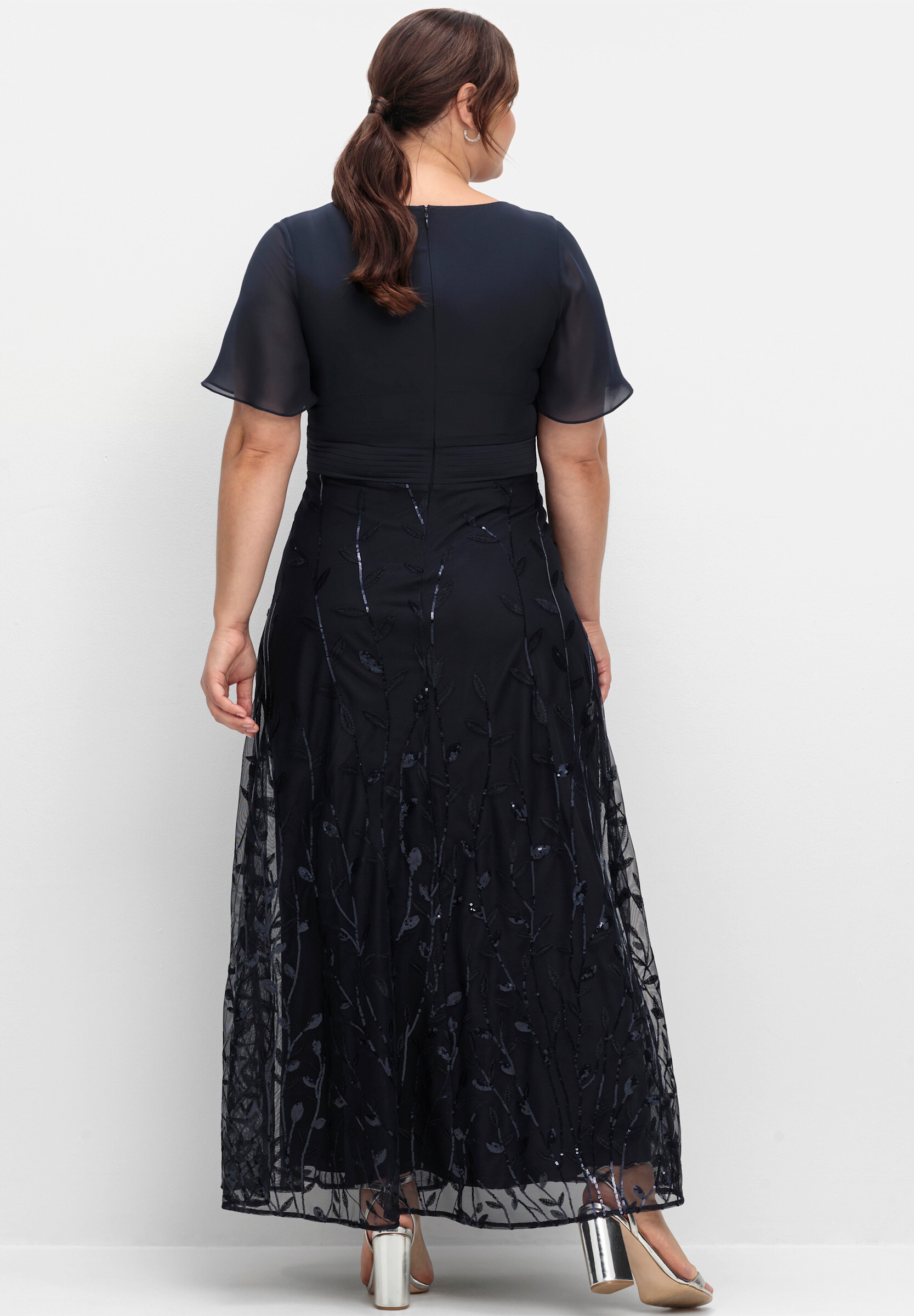 Sheego Maxikleid »Abendkleid Abendkleid mit Stickerei und Pailletten am Rock« Ohne Tasche mit Stickerei und Pailletten am Rock