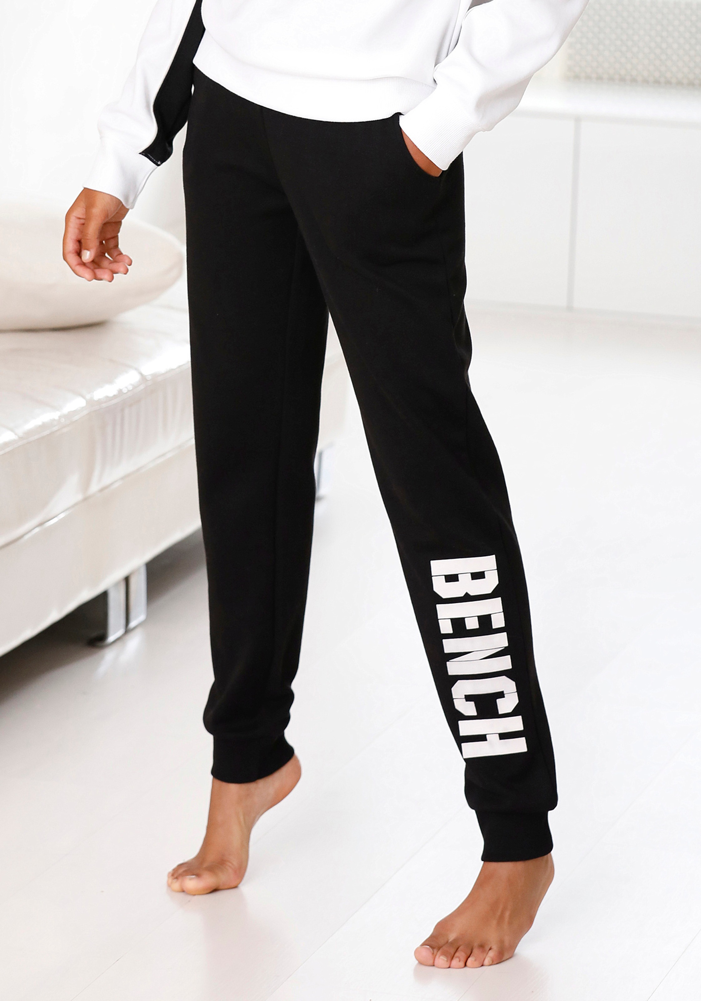 Bench. Sweathose »Contrast«, mit kontrastfarbenem Logoprint