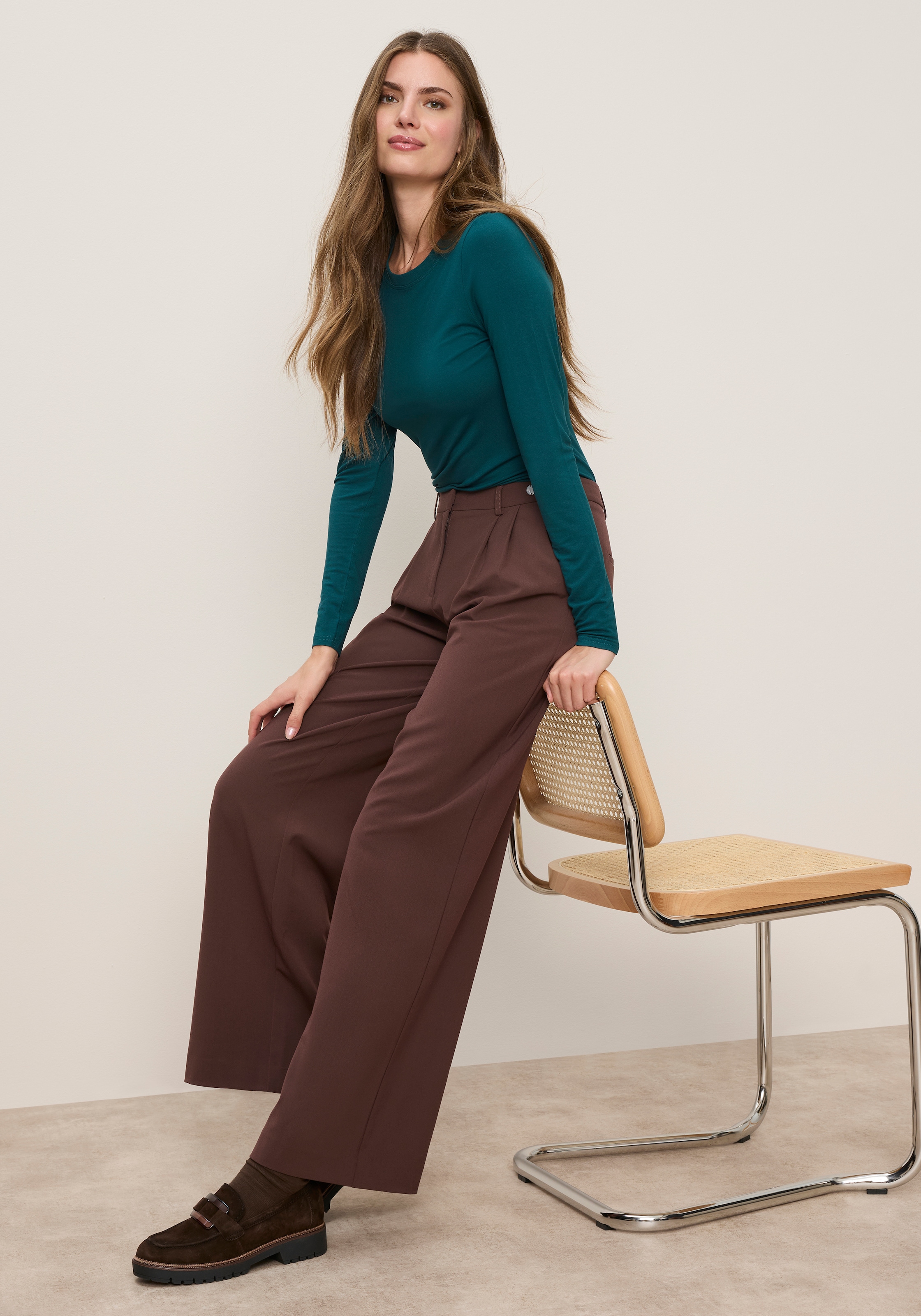 Tamaris Langarmshirt »aus elastischer Viskosemischung, figurbetonte Passform« langärmliges Basicshirt mit Rundhalsausschnitt