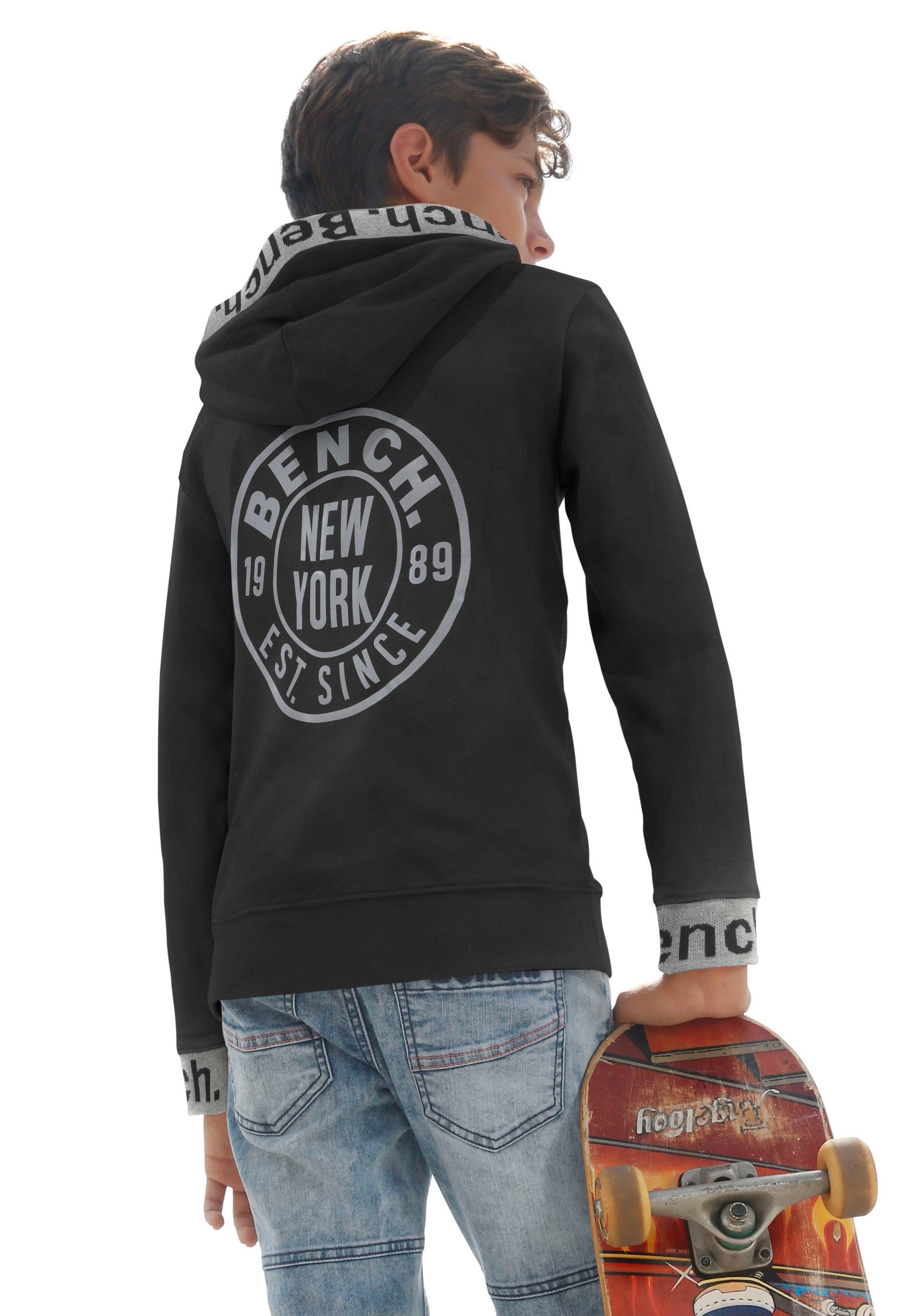 Bench. Kapuzensweatshirt, mit reflektierenden Drucken