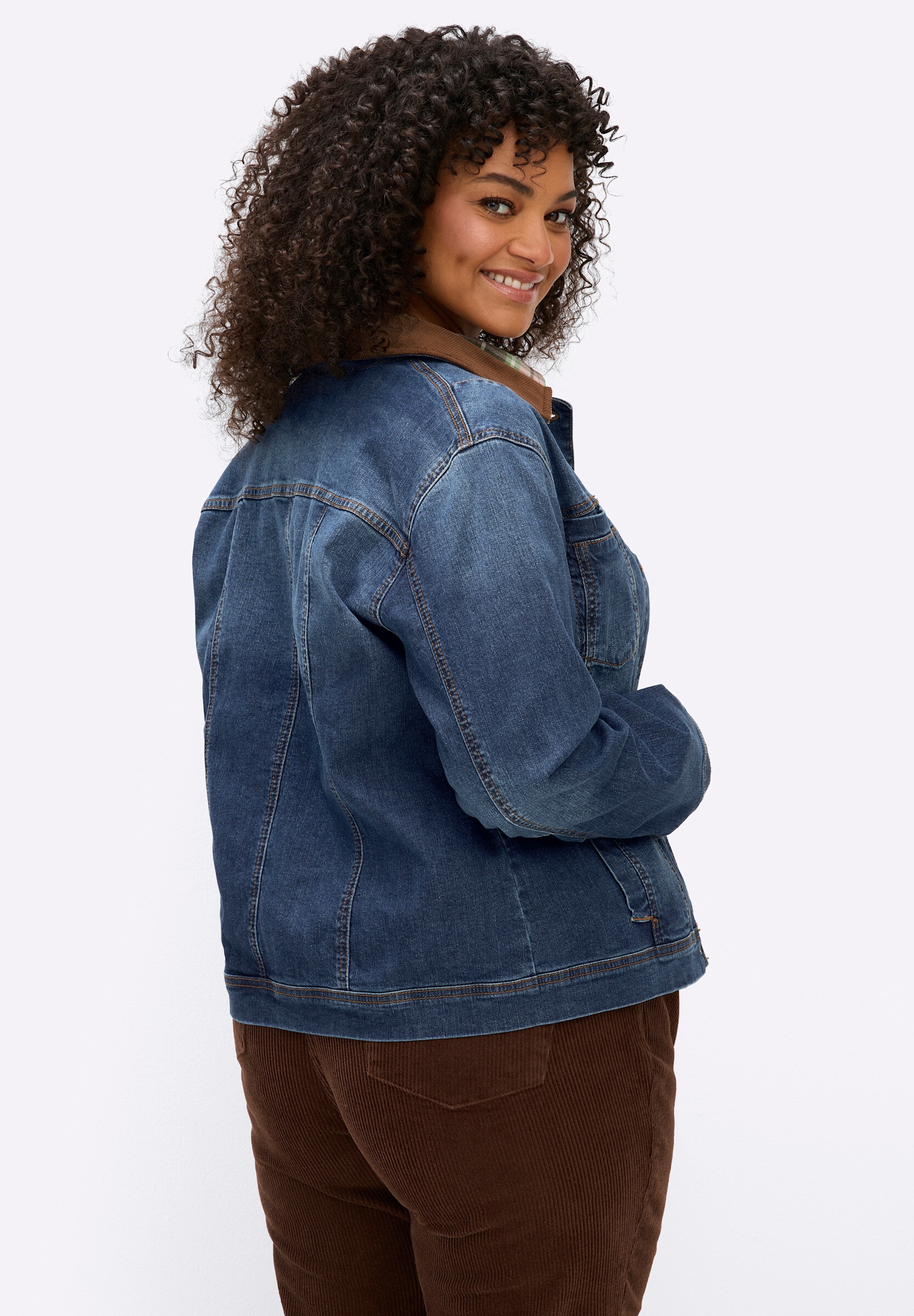 Sheego Jeansjacke »Jeans-Jacke Jeansjacke in leichter Waschung« ohne Kapuze
