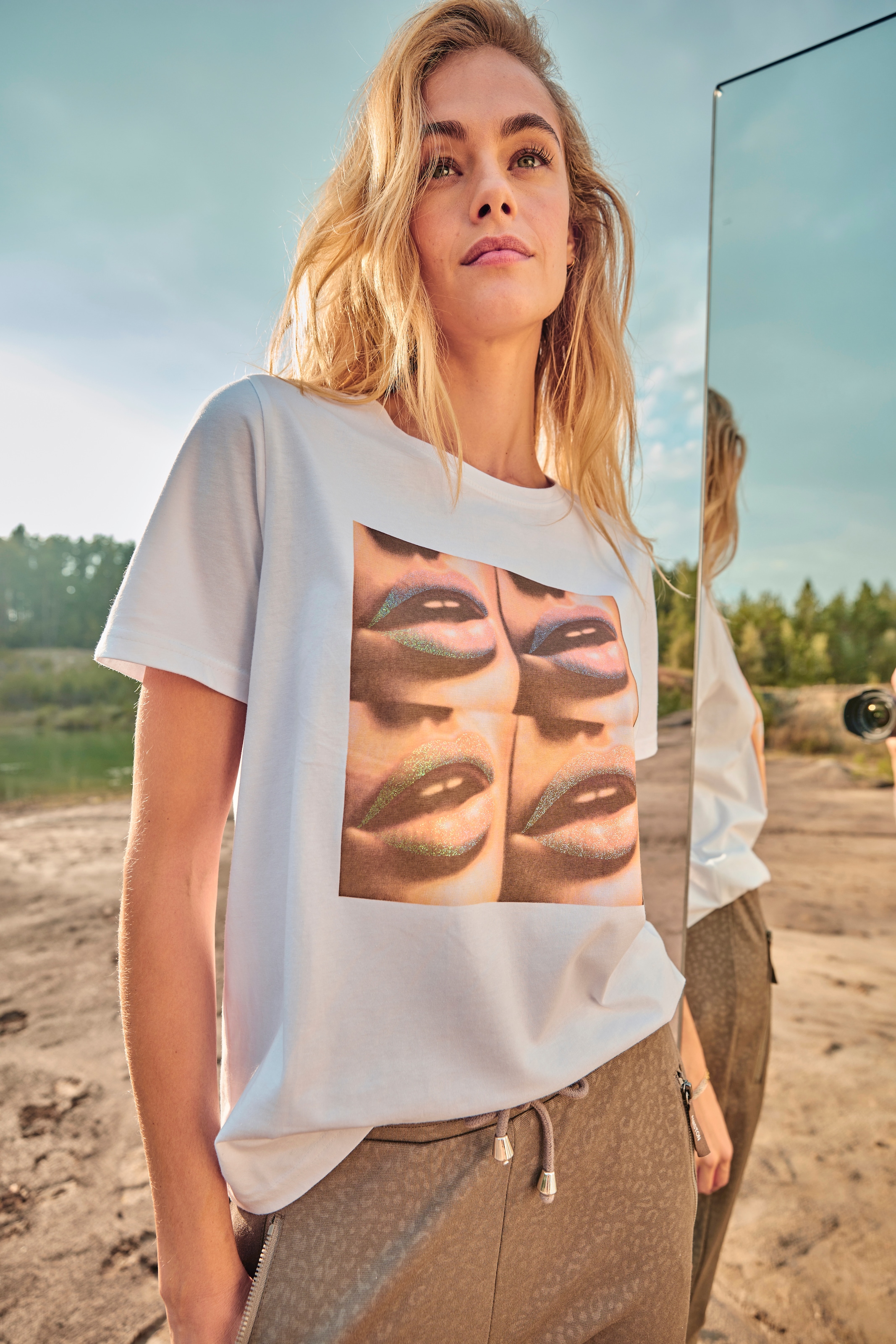 Aniston CASUAL T-Shirt, mit Glitzer verzierter Frontdruck