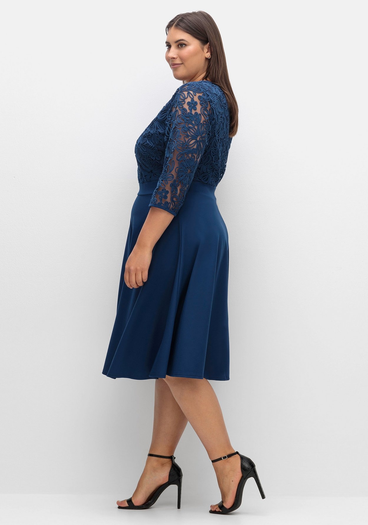 Sheego Abendkleid »Cocktailkleid mit Zierbortenstickerei am Oberteil«, mit Zierbortenstickerei am Oberteil