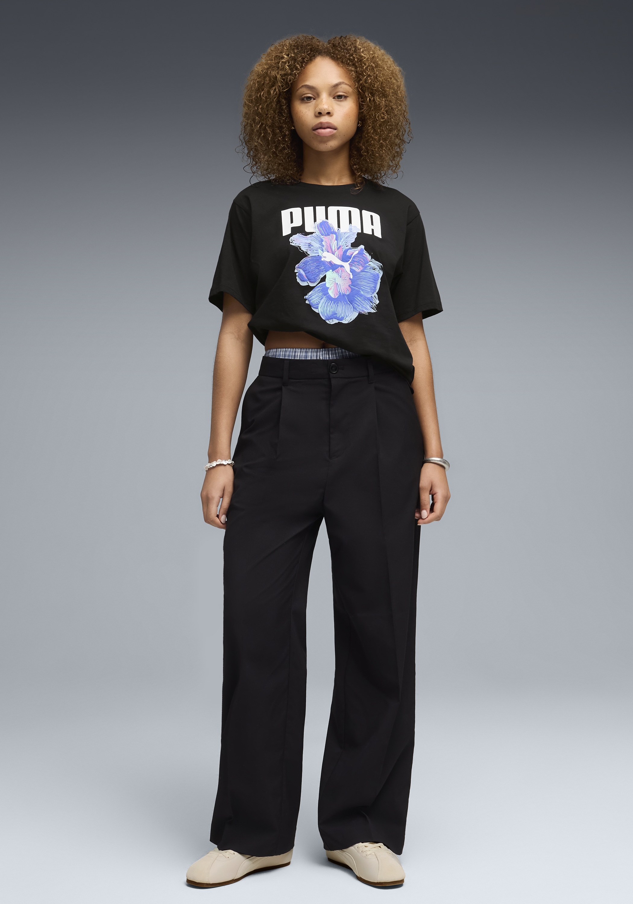 PUMA T-Shirt »GRAPHICS RELAXED FLOWER TEE« lockere Passform, Kurzarm, Rundhalsausschnitt