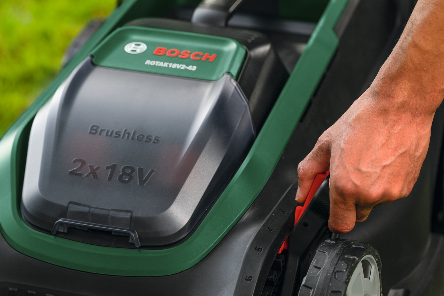 Bosch Home & Garden Akkurasenmäher »ROTAK18V-43« Kraftvoller 3-in-1-Mäher für mittelgroße bis größere Rasenflächen