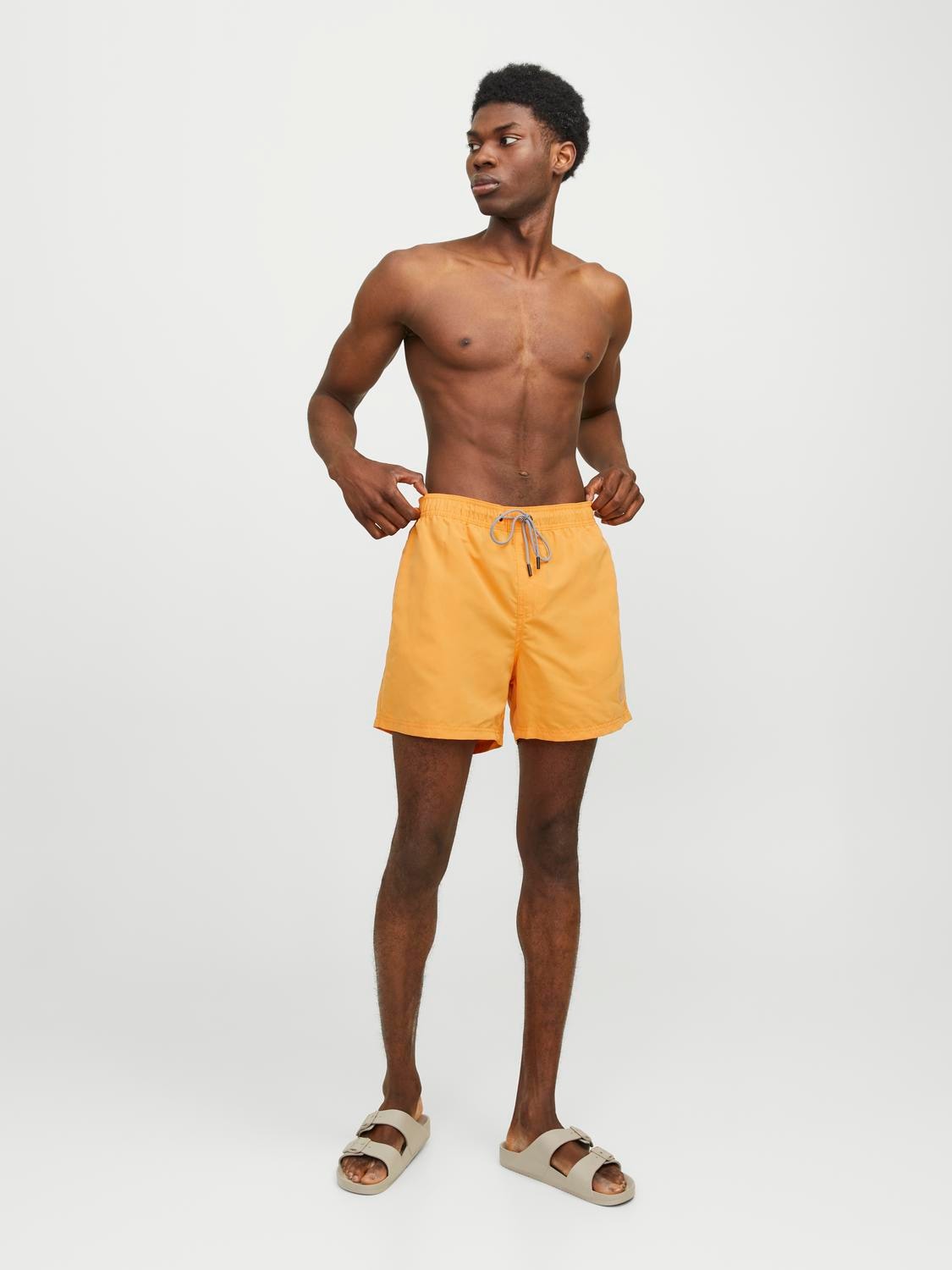 Jack & Jones Badeshorts »JPSTFIJI JJSWIM SOLID SN LY«, gut geschnittene Schwimm-Shorts für den Strand aus recyceltem Garn