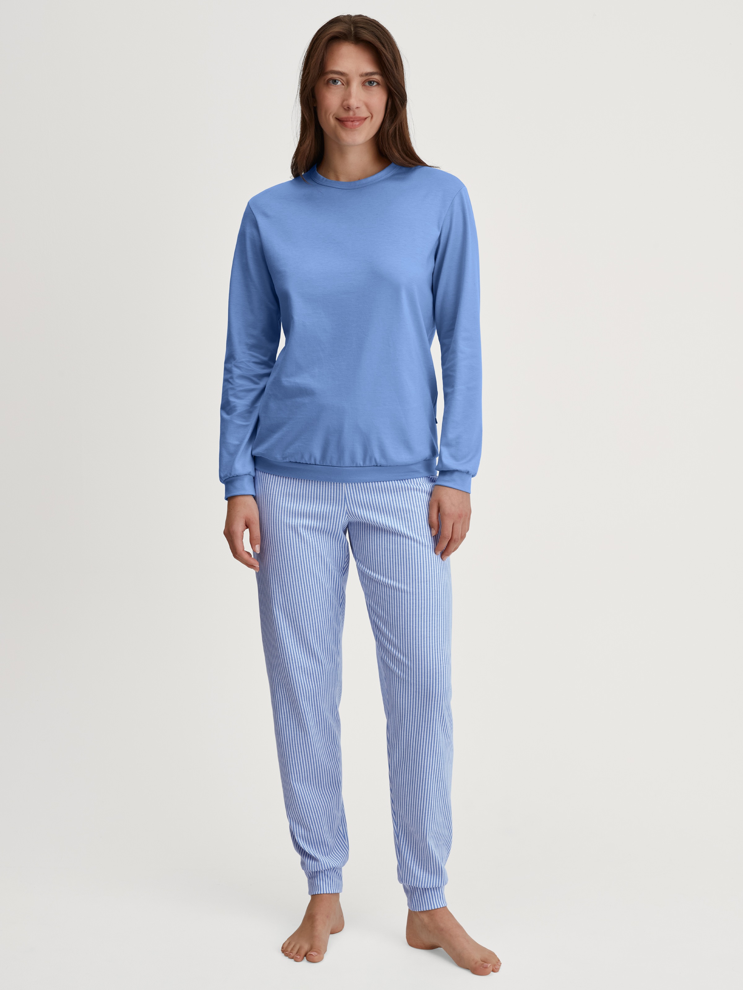 CALIDA Schlafanzug »Lovely Nights«, (2 tlg.), Oberteil uni, Hose gestreift, Rundhalsausschnitt, weich, Langarm