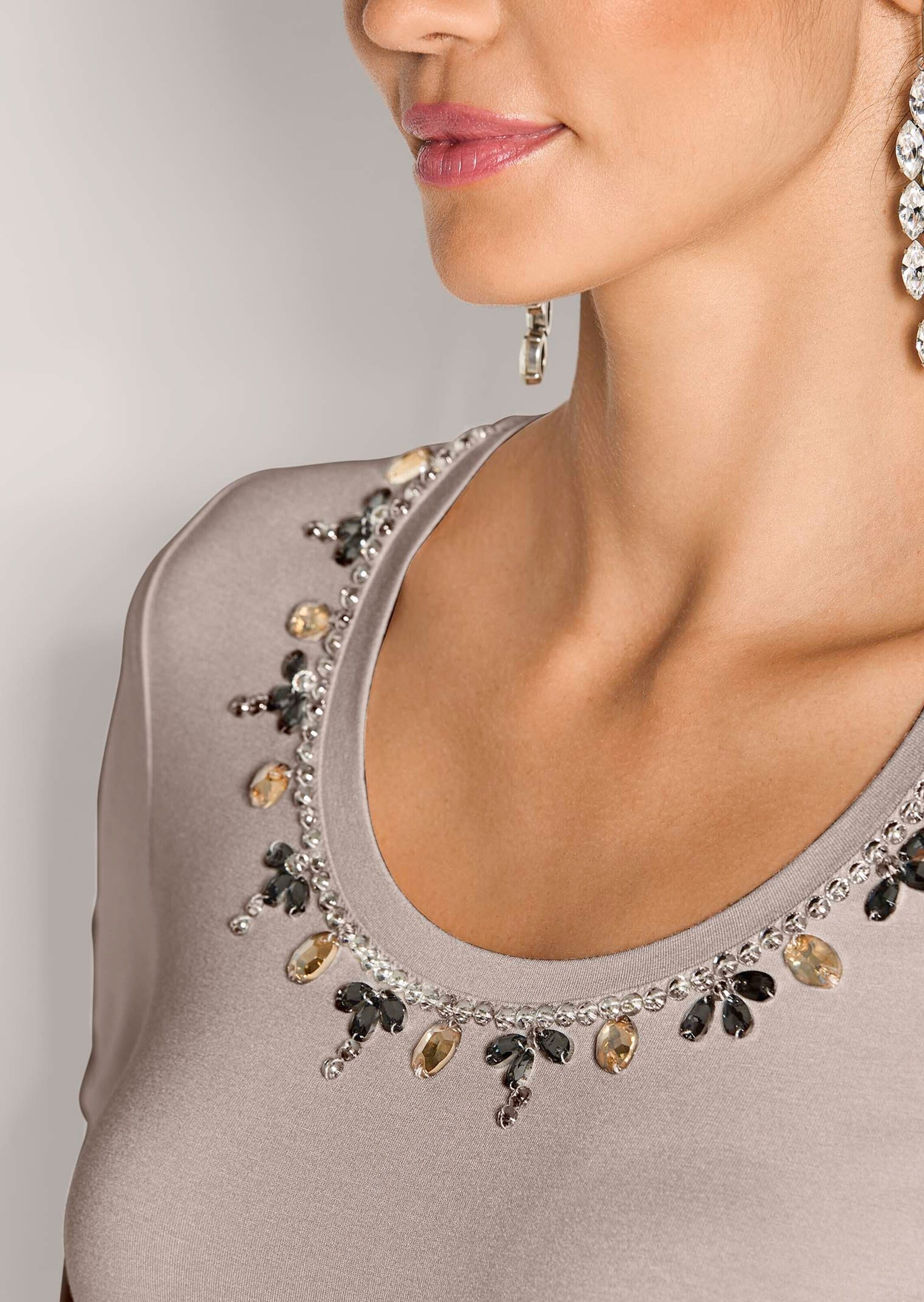 MADELEINE Kurzarmshirt »Shirt Elegantes Oberteil mit Schmucksteinen«