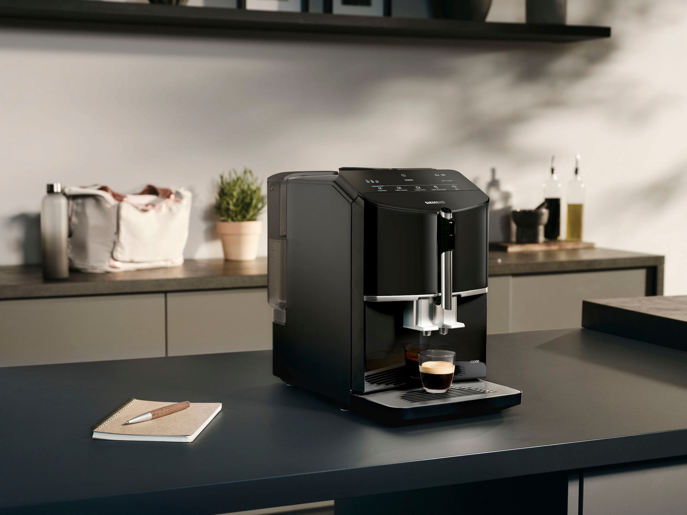 SIEMENS Kaffeevollautomat »EQ300 TF301E19, viele Kaffeespezialitäten, OneTouch-Funktion«, Milchaufschäumer, Keramikmahlwerk, klavierlack schwarz
