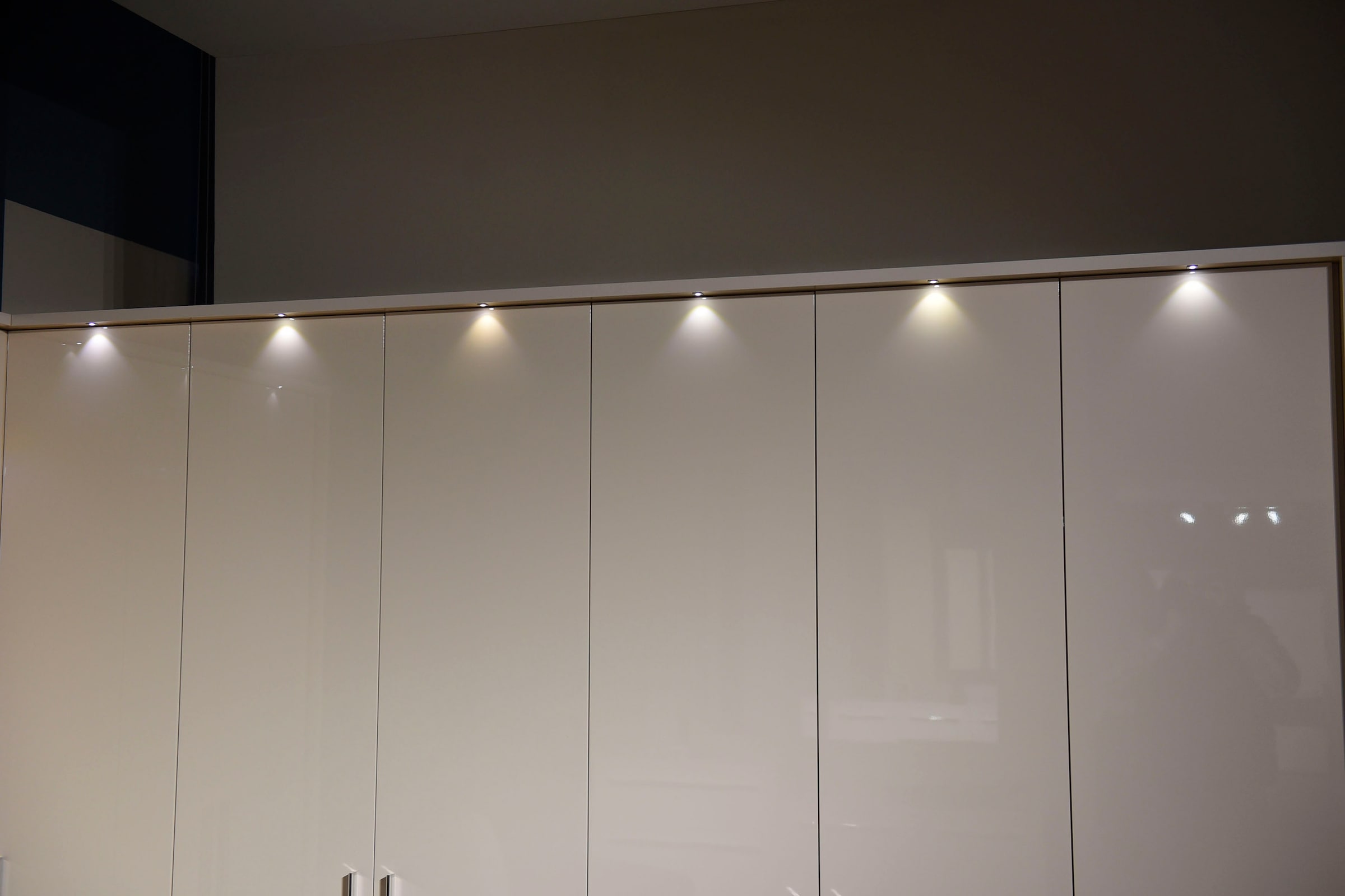 Places of Style Drehtürenschrank »Piano, inklusive Rahmen und Beleuchtung, soft-close-Funktion«, (viele Breiten zur Auswahl, 226cm hoch, mit jeweils 2 Schubladen), beige oder weiß, UV lackiert, Hochglanzfronten, FSC-zertifiziert