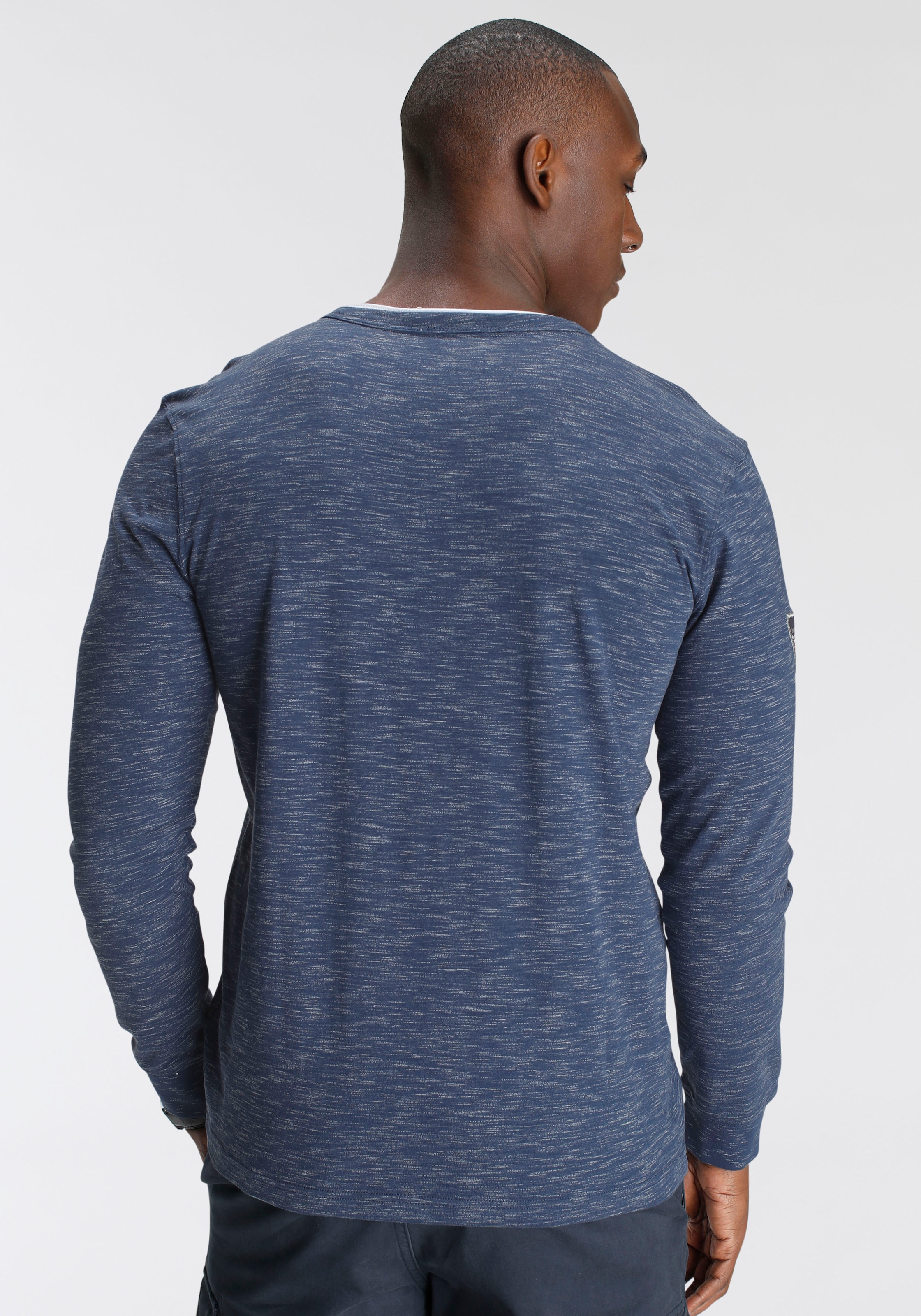 DELMAO Henleyshirt, Langarm, melierte Optik, Henleykragen, aus Baumwollmischung