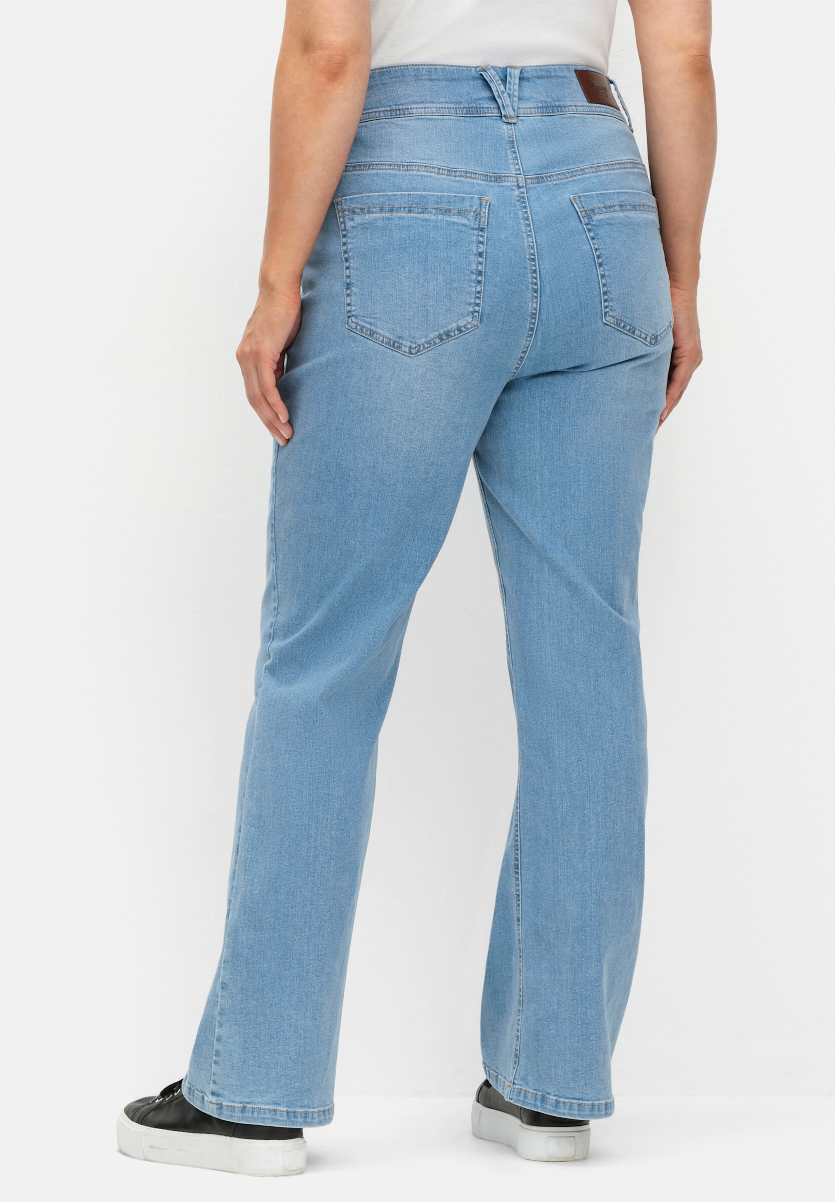 Sheego Bootcut-Jeans »Bootcut-Jeans Bootcut-Jeans mit High-Waist-Bund« im Curvy-Schnitt MANUELA