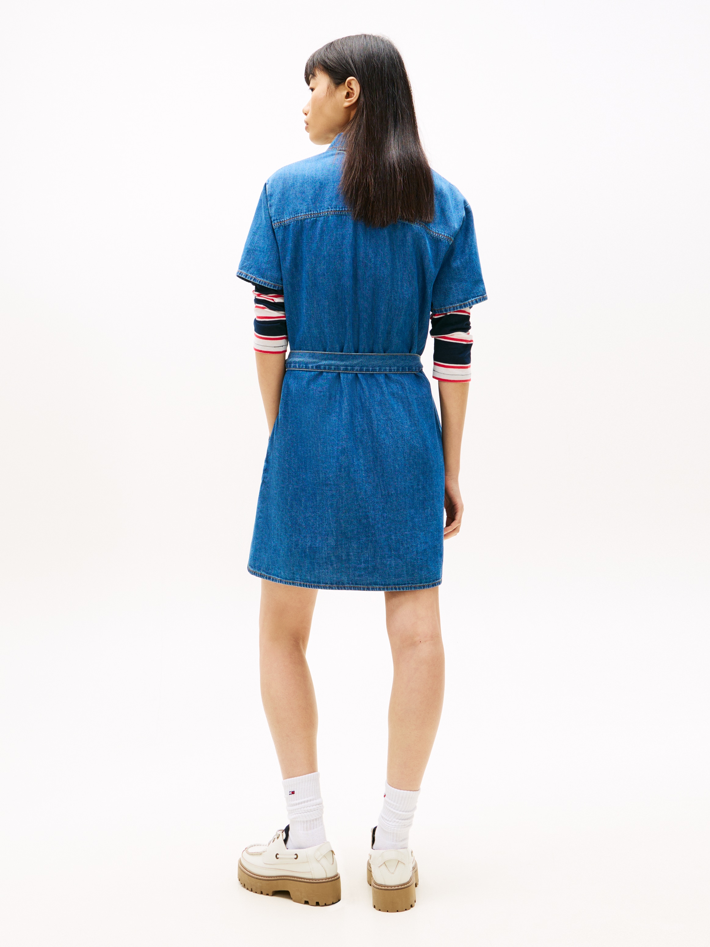 Tommy Jeans Jeanskleid »TJW SHIRT MINI CHAMBRAY DRESS« Brusttasche mit Taillengürtel, Regular Fit