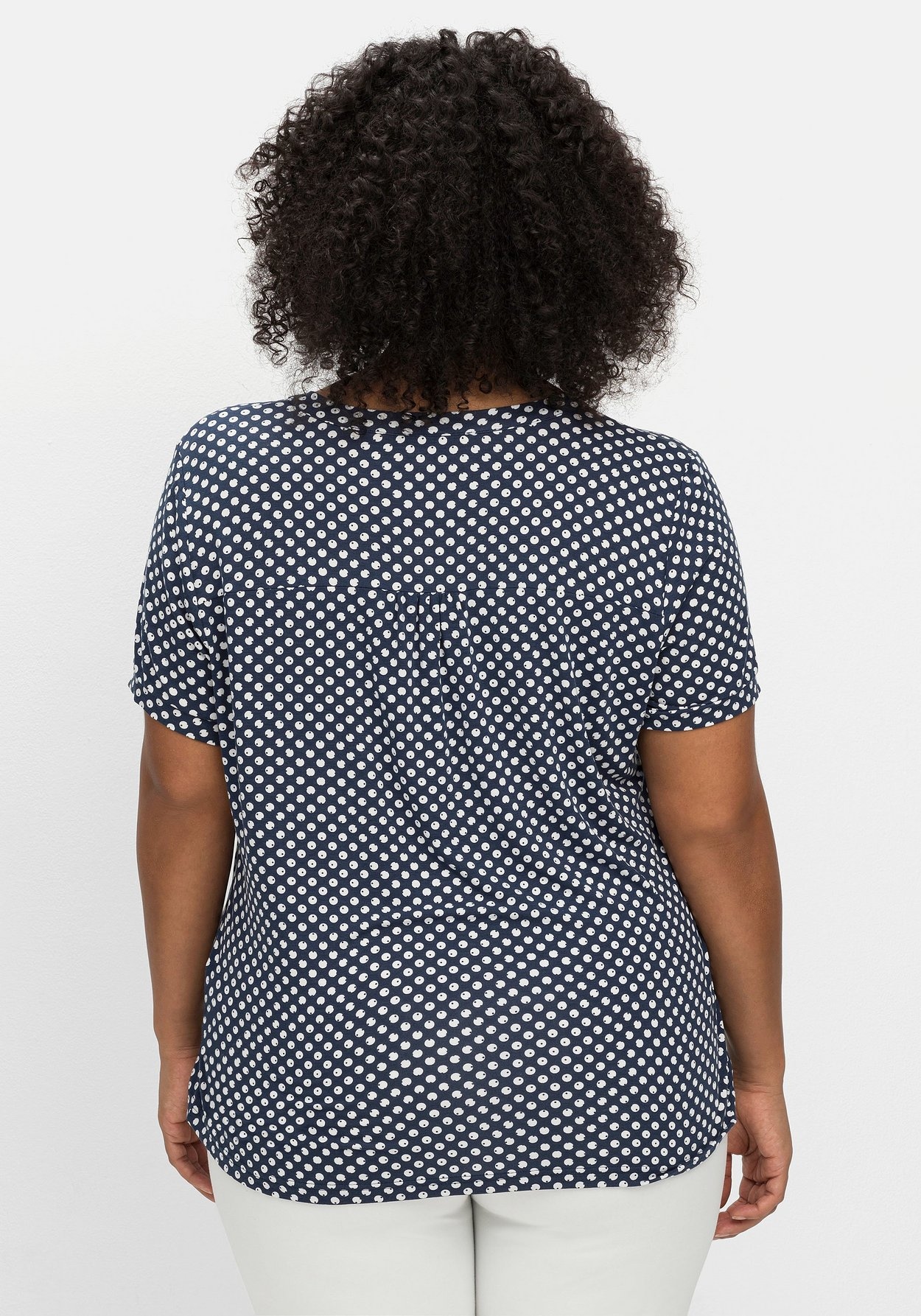 Sheego Blusenshirt »Shirt mit Pünktchen und Bindeband am Ausschnitt«, mit Pünktchen und Bindeband am Ausschnitt