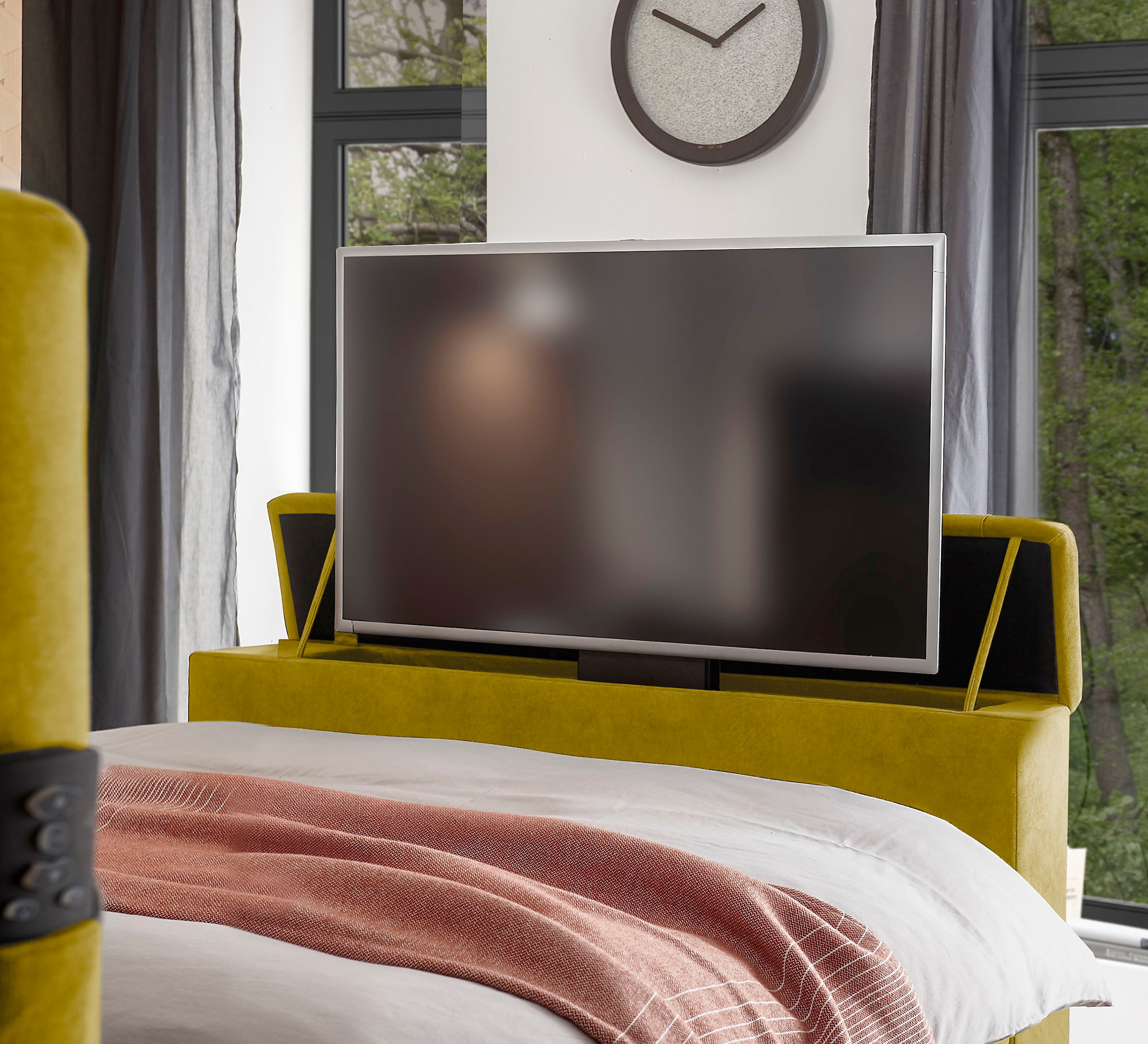 set one by Musterring Boxspringbett »Richmond« versenkbarer TV- Halterung mit Fernbedienung