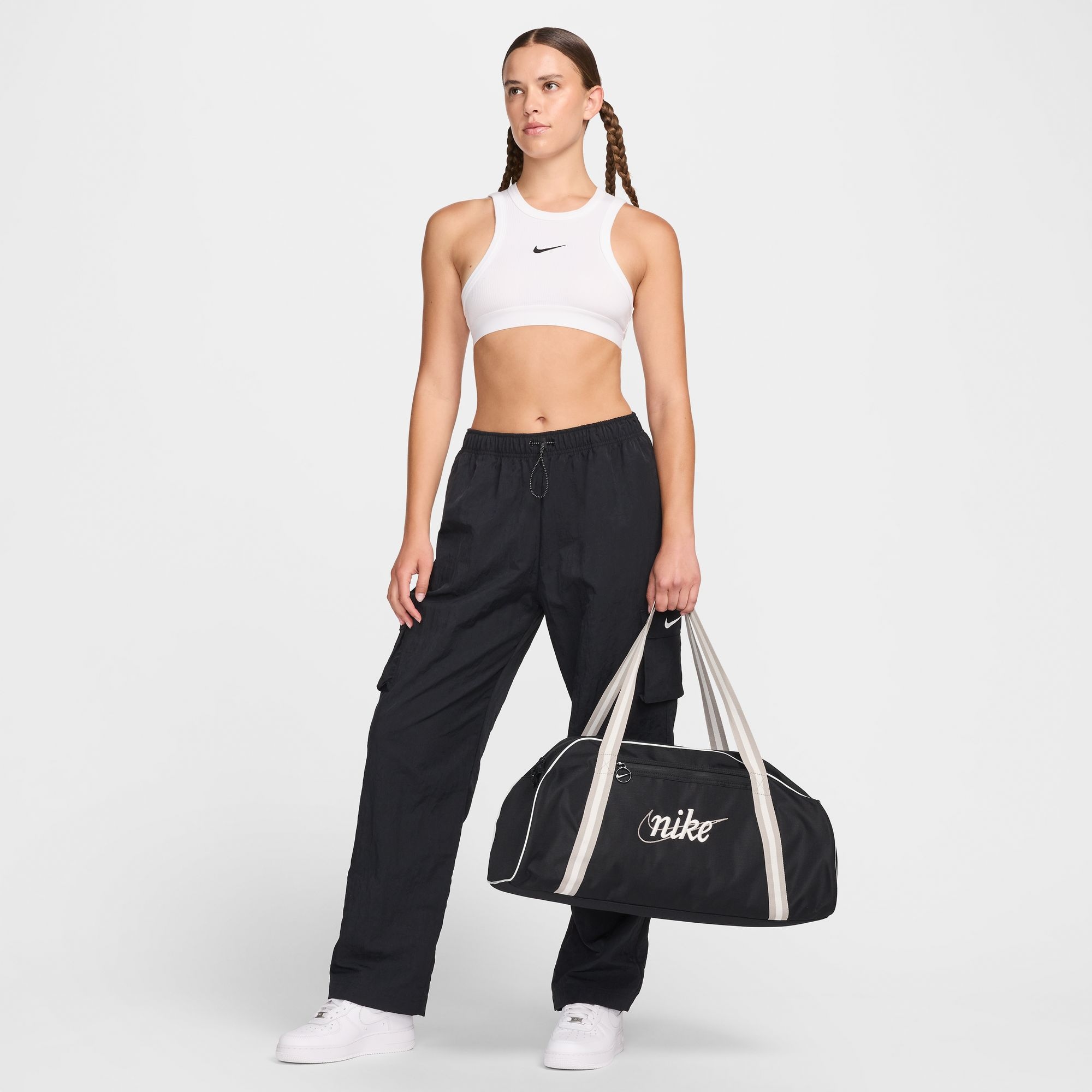 Nike Sporttasche »W NK GYM CLUB - RETRO« aus Polyester, mit Reißverschlusstaschen innen und außen