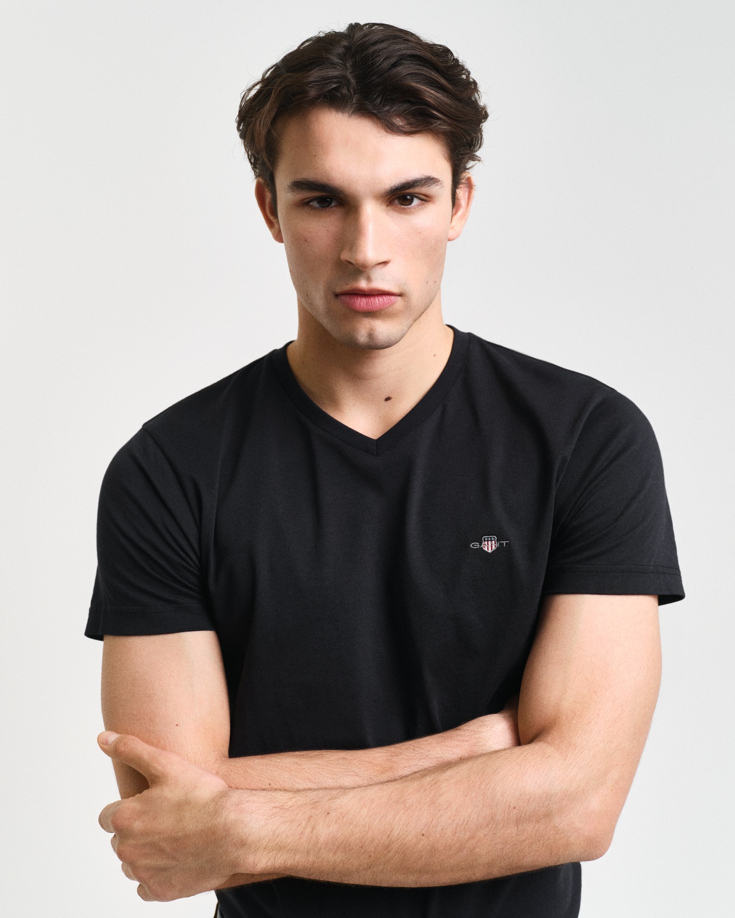 Gant T-Shirt »SLIM SHIELD V-NECK T-SHIRT«, mit einer kleinen Logostickerei auf der Brust