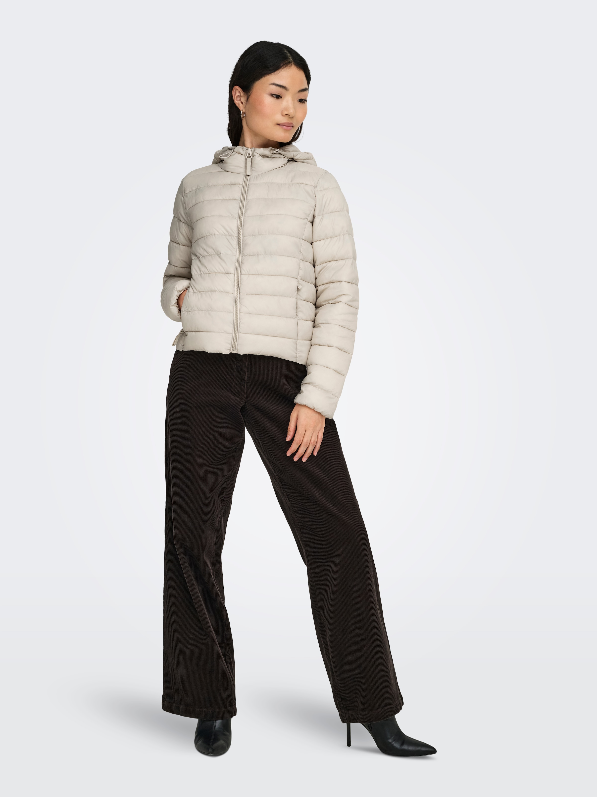 ONLY Steppjacke »ONLTAHIA LW QUILTED HOOD JKT OTW CC OTW« mit Kapuze Kunstfaser