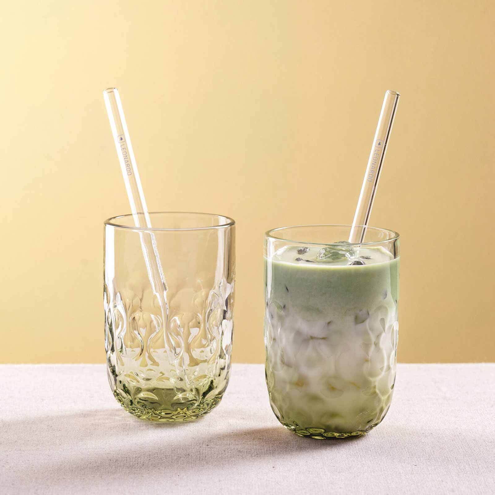 LEONARDO Latte-Macchiato-Glas »Matcha Latte Gläser mit Glastrinkhalm (2) Gocce 390 ml 2er Set grün« Spülmaschinengeeignet, Temperaturbeständig bis max. 100°C
