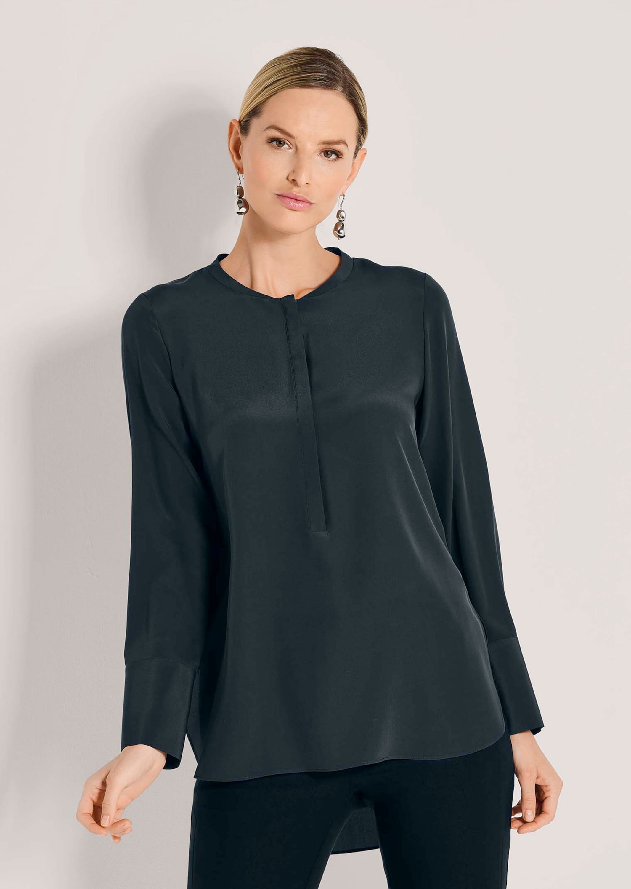 MADELEINE Hemdbluse »Bluse Lange Seidenbluse in kragenloser Form«