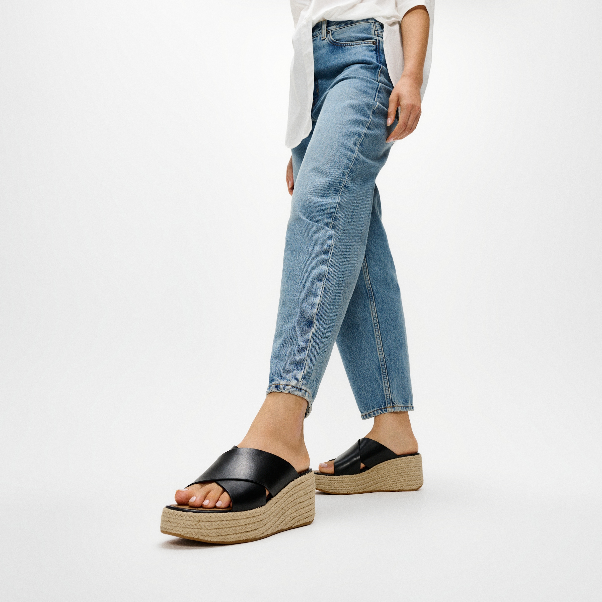 Fitflop Pantolette »PLATFFORMS ESPADRILLE LEATHER WEDGE CROSS SLIDES«  Keilabsatz, Plateau, Sommerschuh mit Wedge